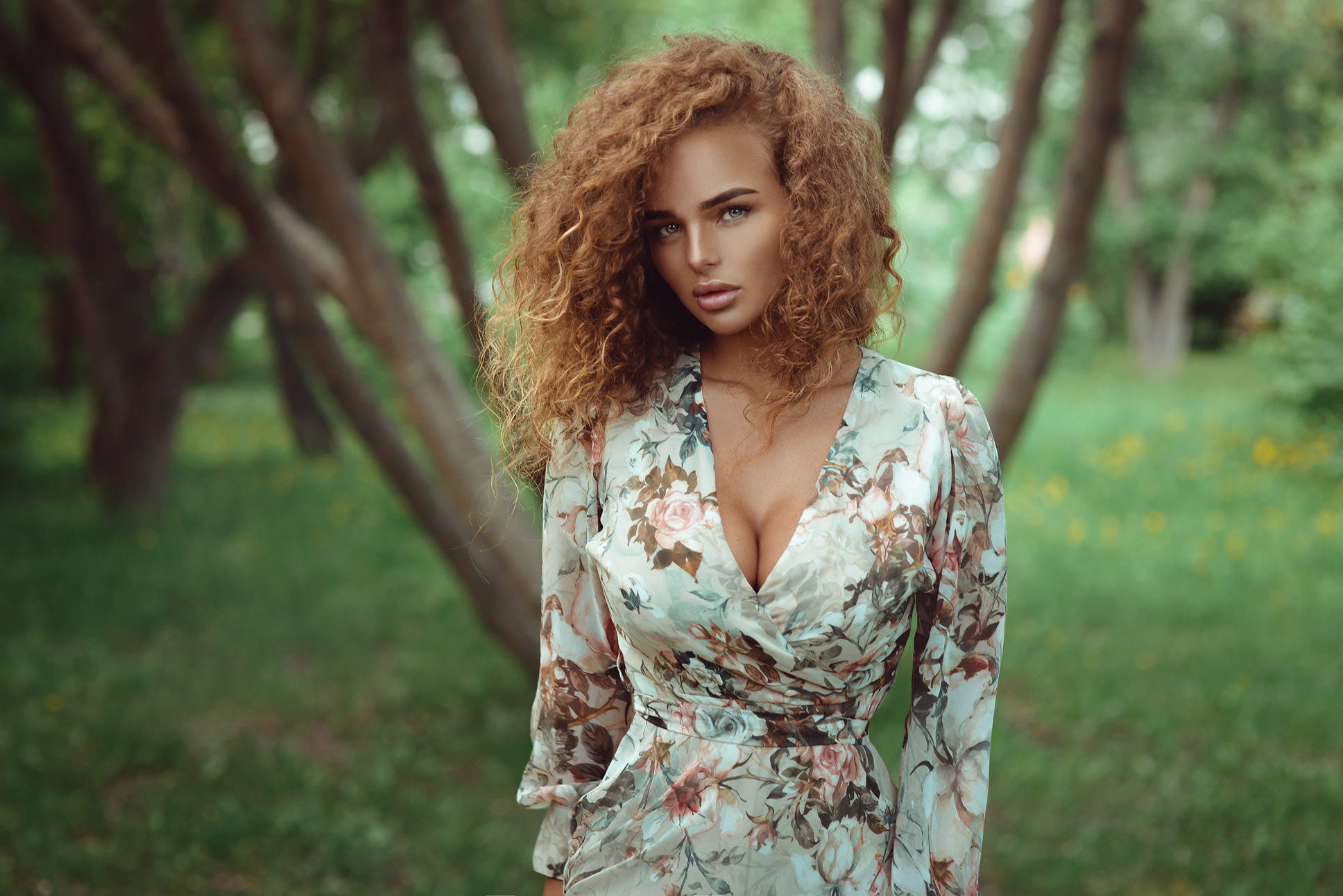hazel eyes, 1080P, women outdoors, cleavage, face, Sergey Yakubitskiy, long hair, women, brunette, portrait, curly hair, tanned, HD Wallpaper
