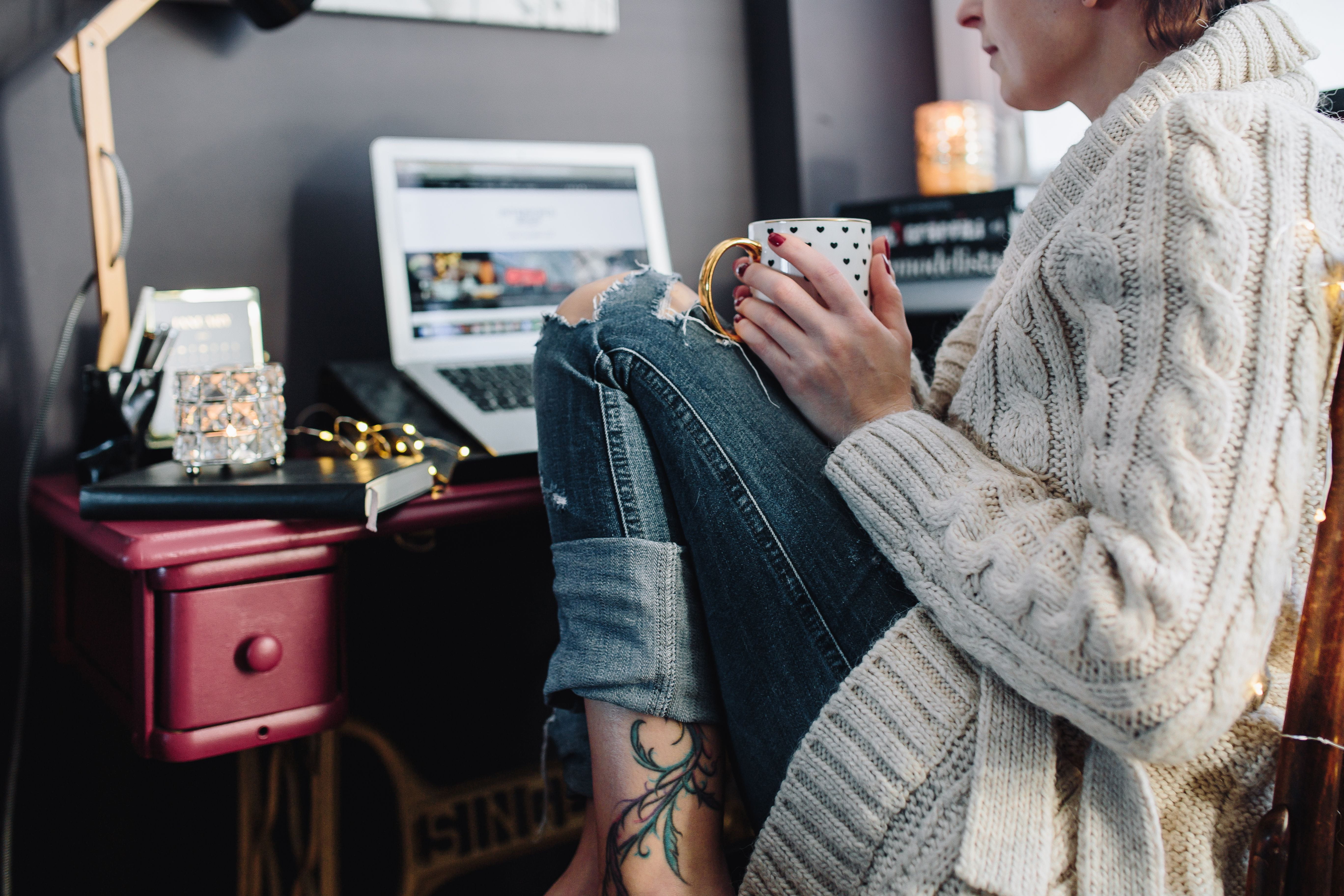 adult, warm clothing, cozy, one Person, winter, indoors, adults Only, autumn, sweater, people, casual clothing, scarf, customer, young women, caucasian, HD Wallpaper