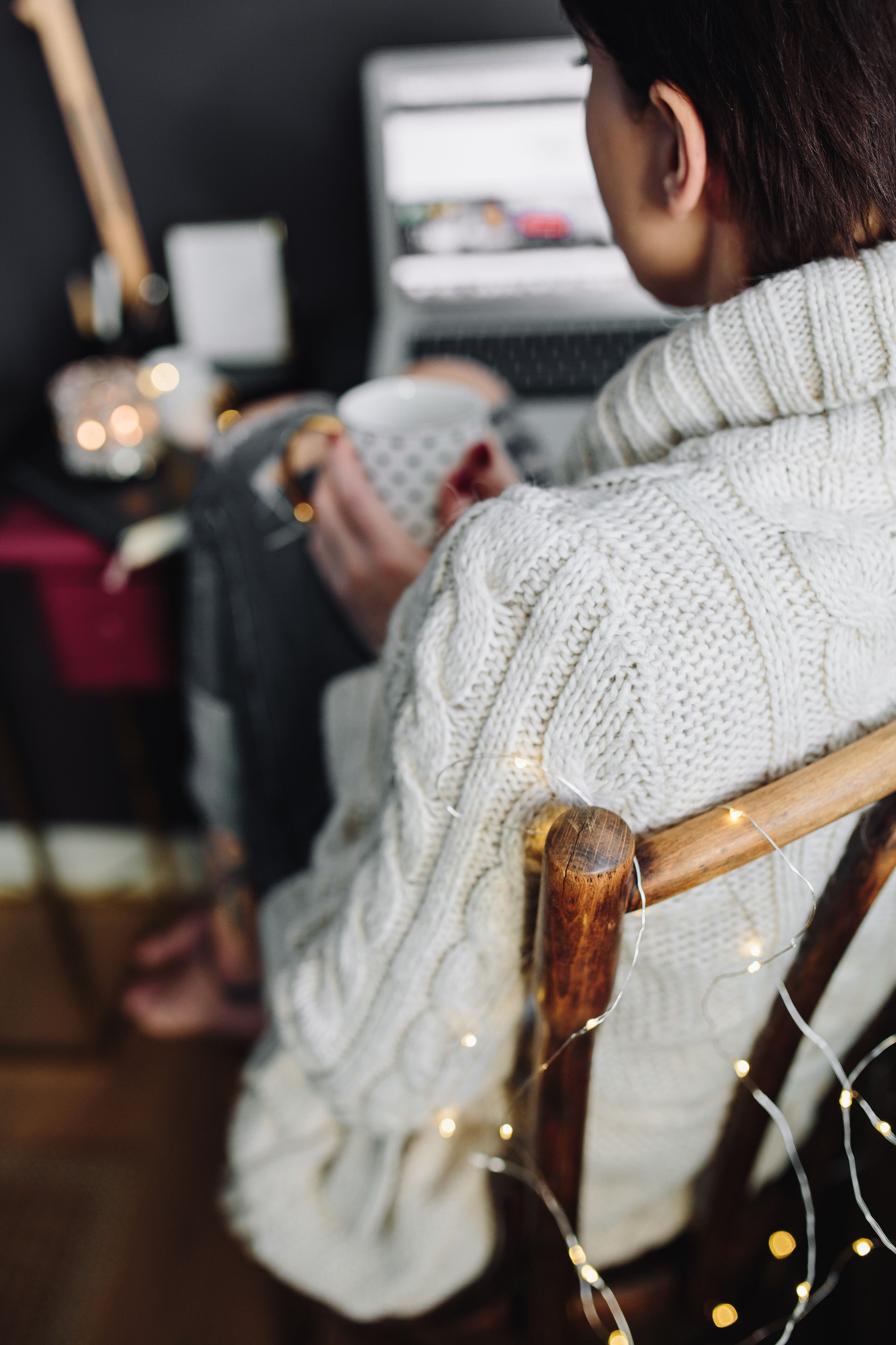 technology, focus on foreground, winter, cozy, drink, arts culture and entertainment, fashion, macbook, holding, one Person, Woman, wool, young, fall, men, Phone HD Wallpaper