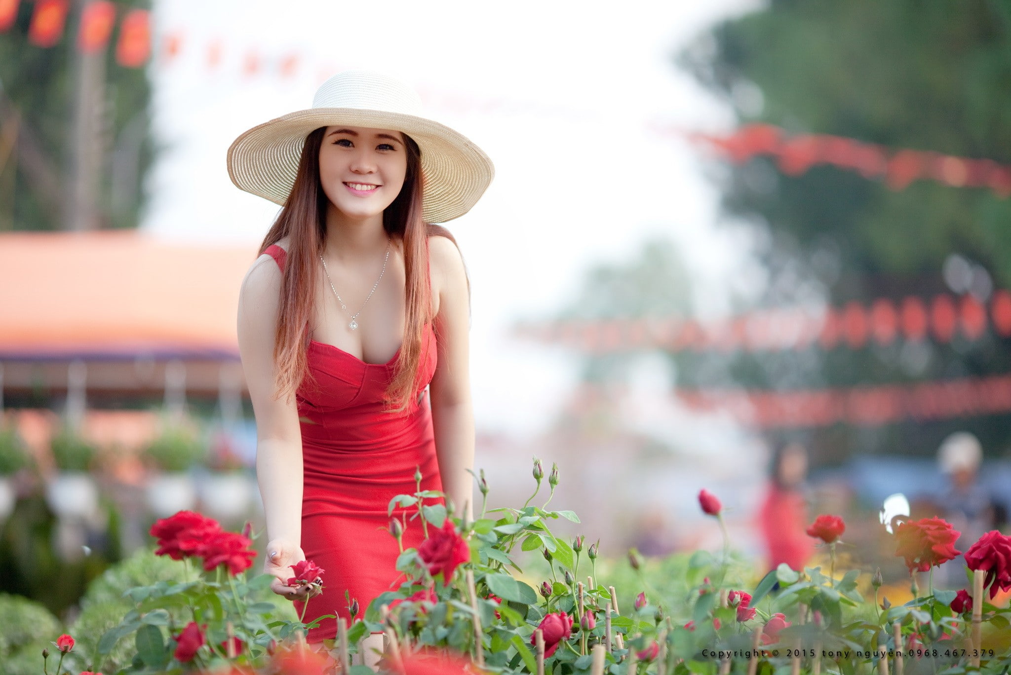 necklace, adult, red flowers, lifestyles, gardening, women, smiling, millinery, plant, casual clothing, looking at camera, young adult, portrait, flowering plant, HD Wallpaper