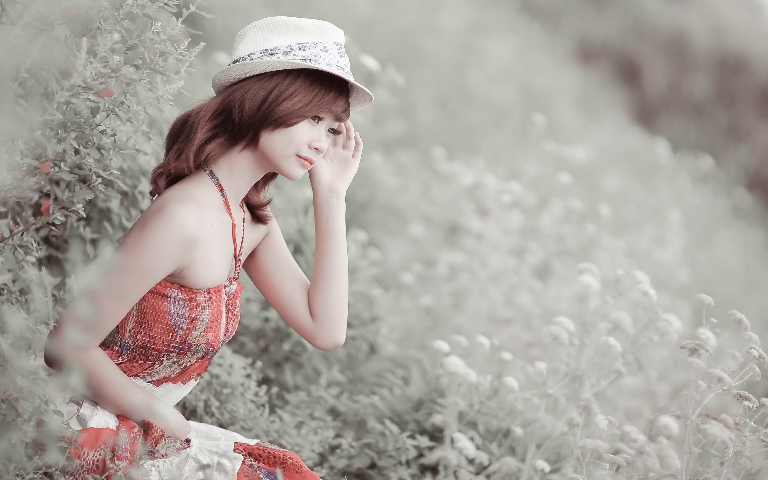 focus on foreground, beautiful woman, three quarter length, model, leisure activity, hat, land, real people, millinery, looking, beauty, young adult, lifestyles, HD Wallpaper