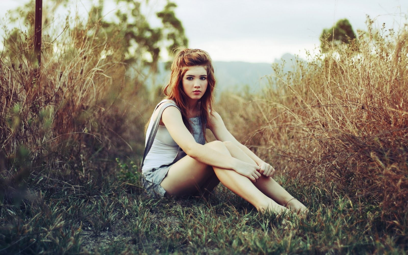 introvert, women outdoors, barefoot, 720P, women, vintage, Nirrimi Hakanson, field, sitting, HD Wallpaper
