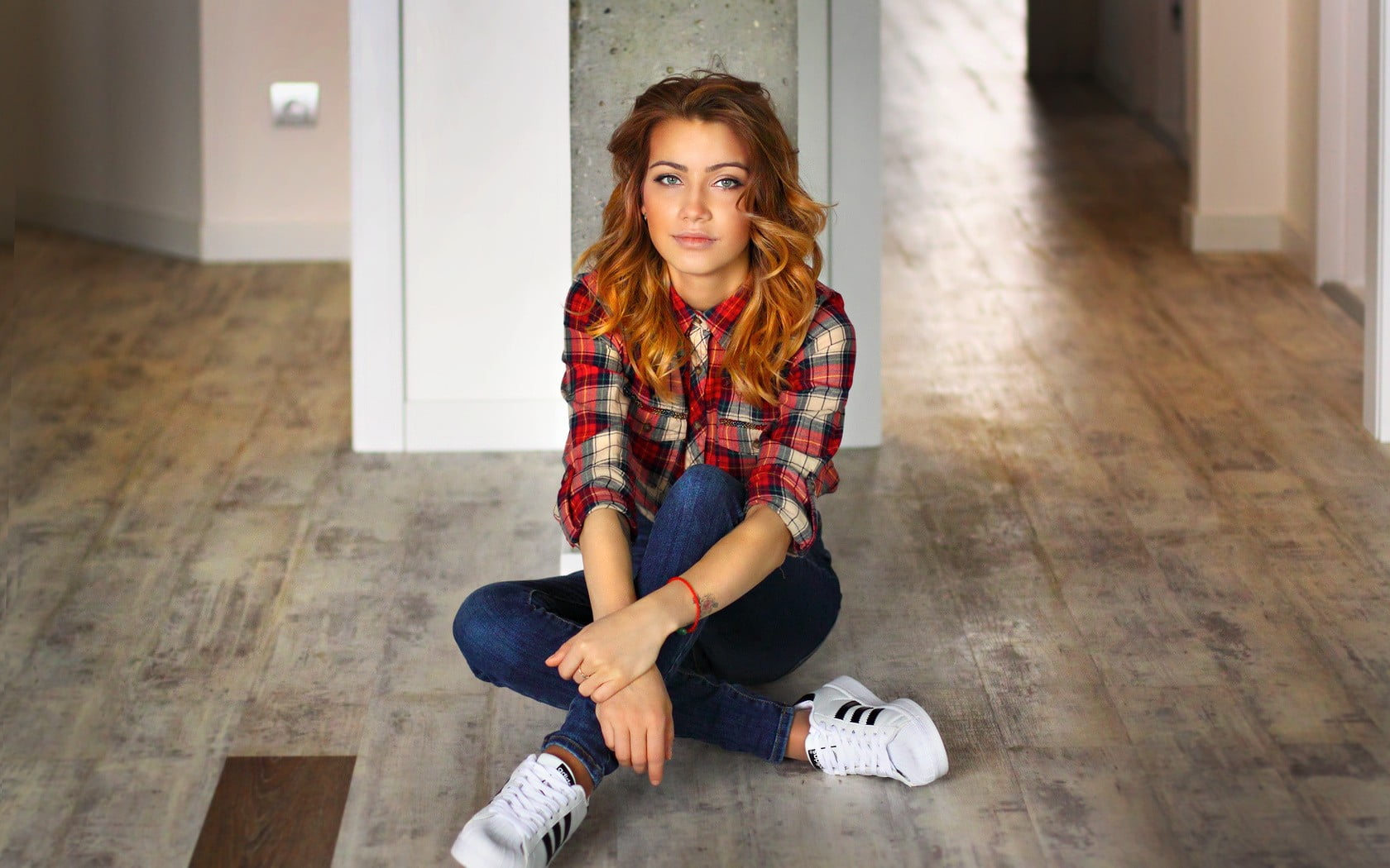 woman, sneakers, beauty, portrait, blonde, jeans, looking at camera, real people, floor, adult, hairstyle, beautiful woman, hardwood floor, casual clothing, HD Wallpaper