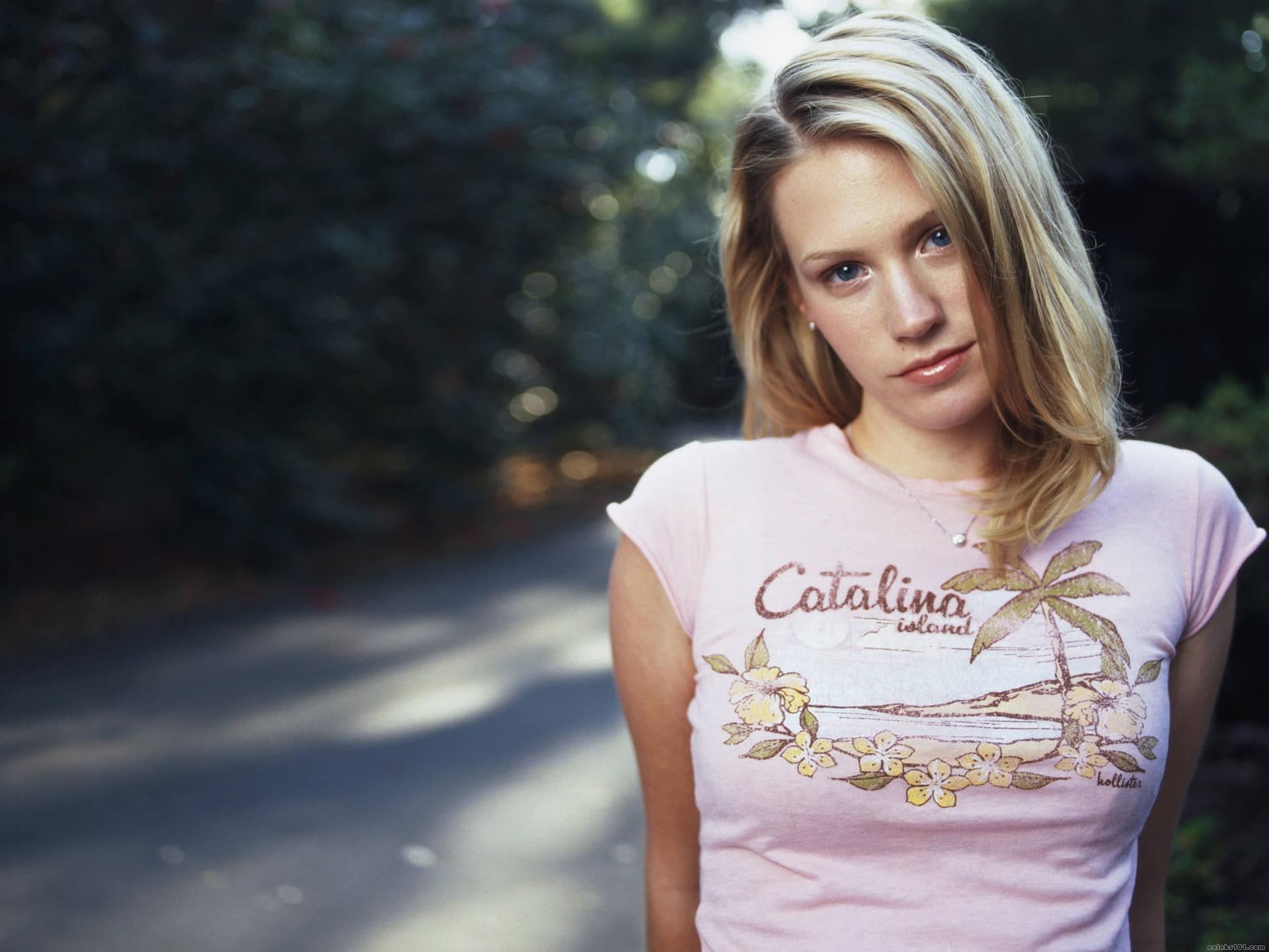 young adult, portrait, looking at camera, 1080P, waist up, beauty, day, adult, women outdoors, January Jones, lifestyles, hairstyle, outdoors, young women, HD Wallpaper