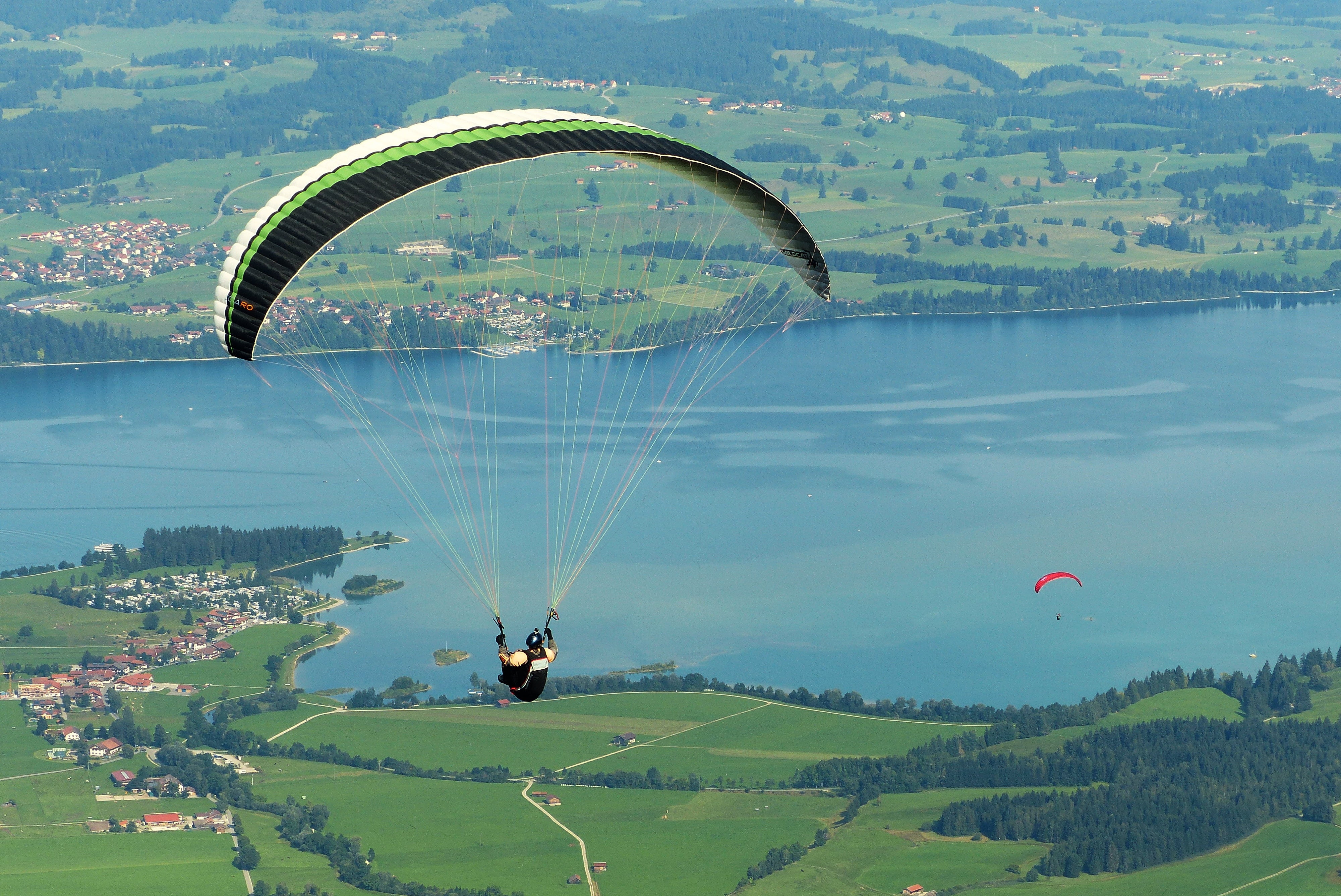 blue sky, flying, day, leisure activity, parachute, extreme Sports, tegelberg, füssen, hobbies, fly, air, unrecognizable person, scenics - nature, skydiving, HD Wallpaper