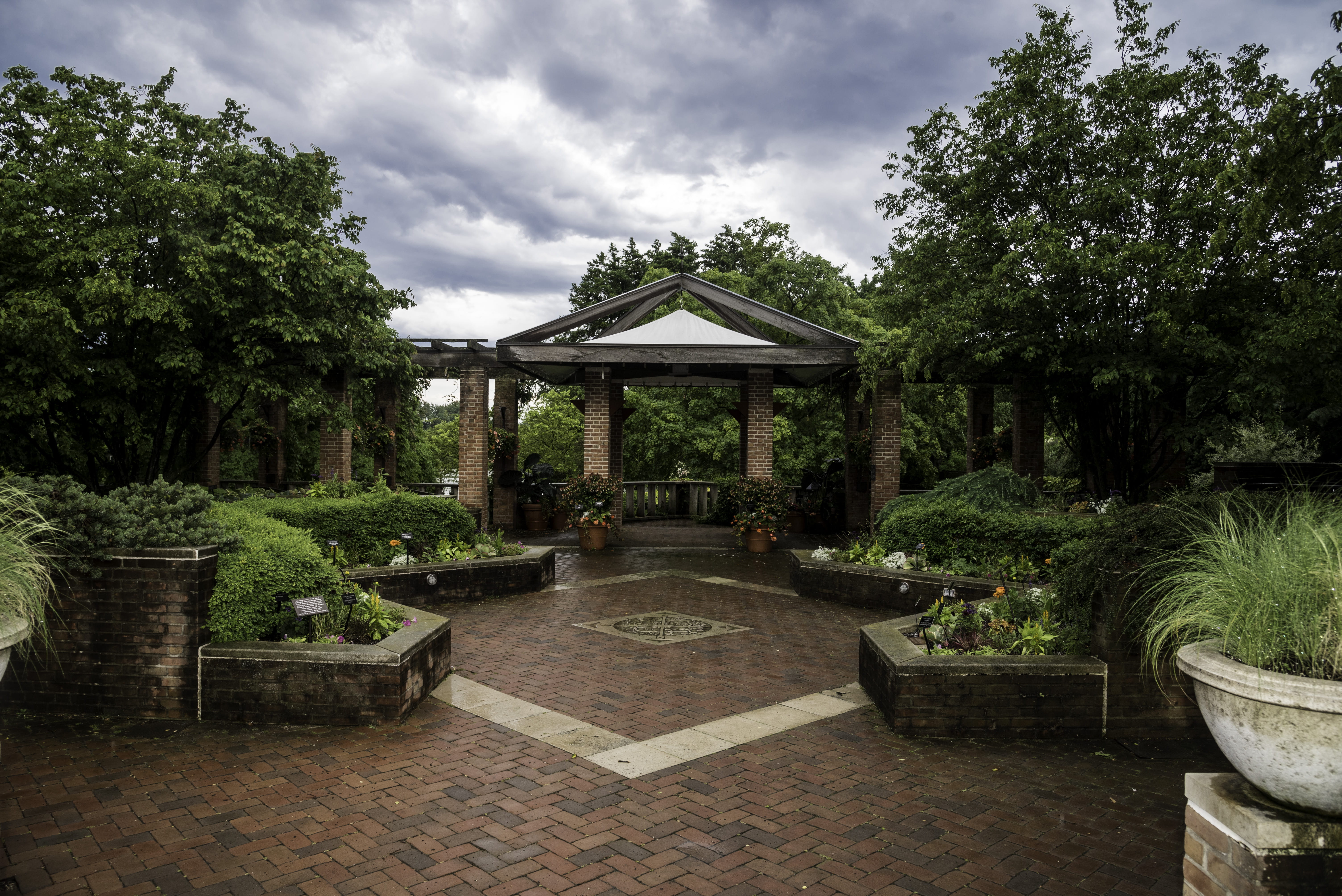 landscaped, architecture And Buildings, cloud - sky, Chicago, ornamental Garden, grass, flowerbed, building exterior, beauty in nature, garden, tree, day, HD Wallpaper