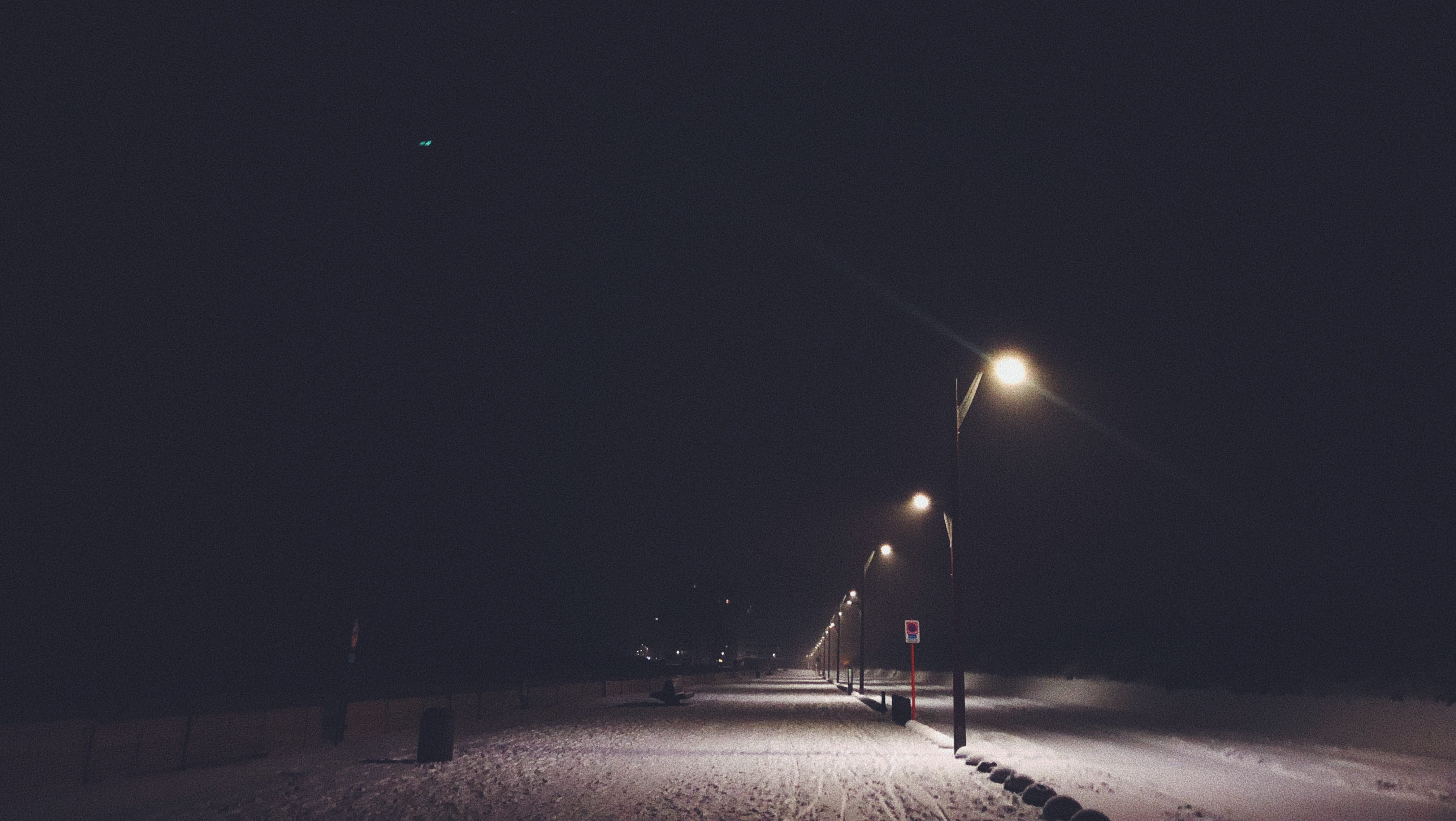 cobblestone, lighting equipment, boardwalk, street light, light, snow, nature, copy space, direction, building, asphalt, electricity, sidewalk, lighting, HD Wallpaper