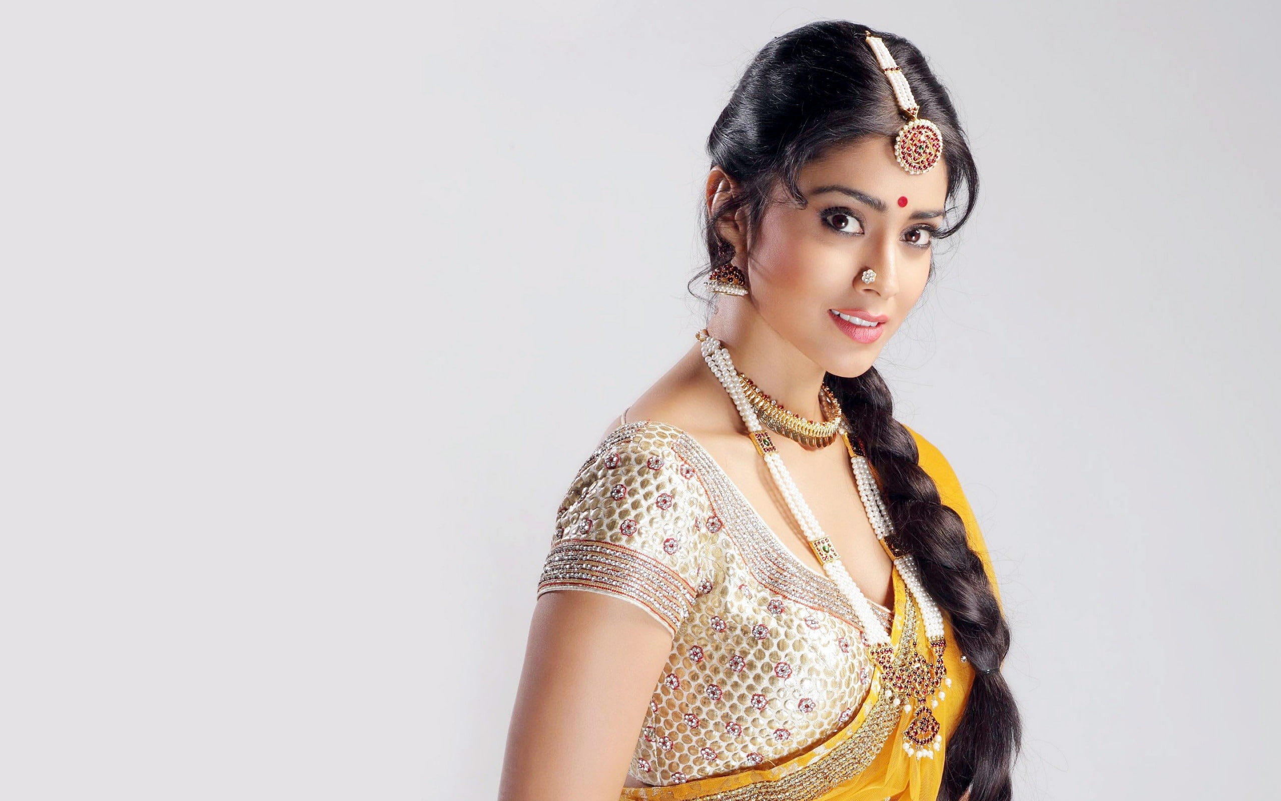 sari, waist up, clothing, wall, one person, necklace, traditional clothing, 2K, studio shot, saran, photo, young adult, indoors, shriya, smiling, celebrities, HD Wallpaper