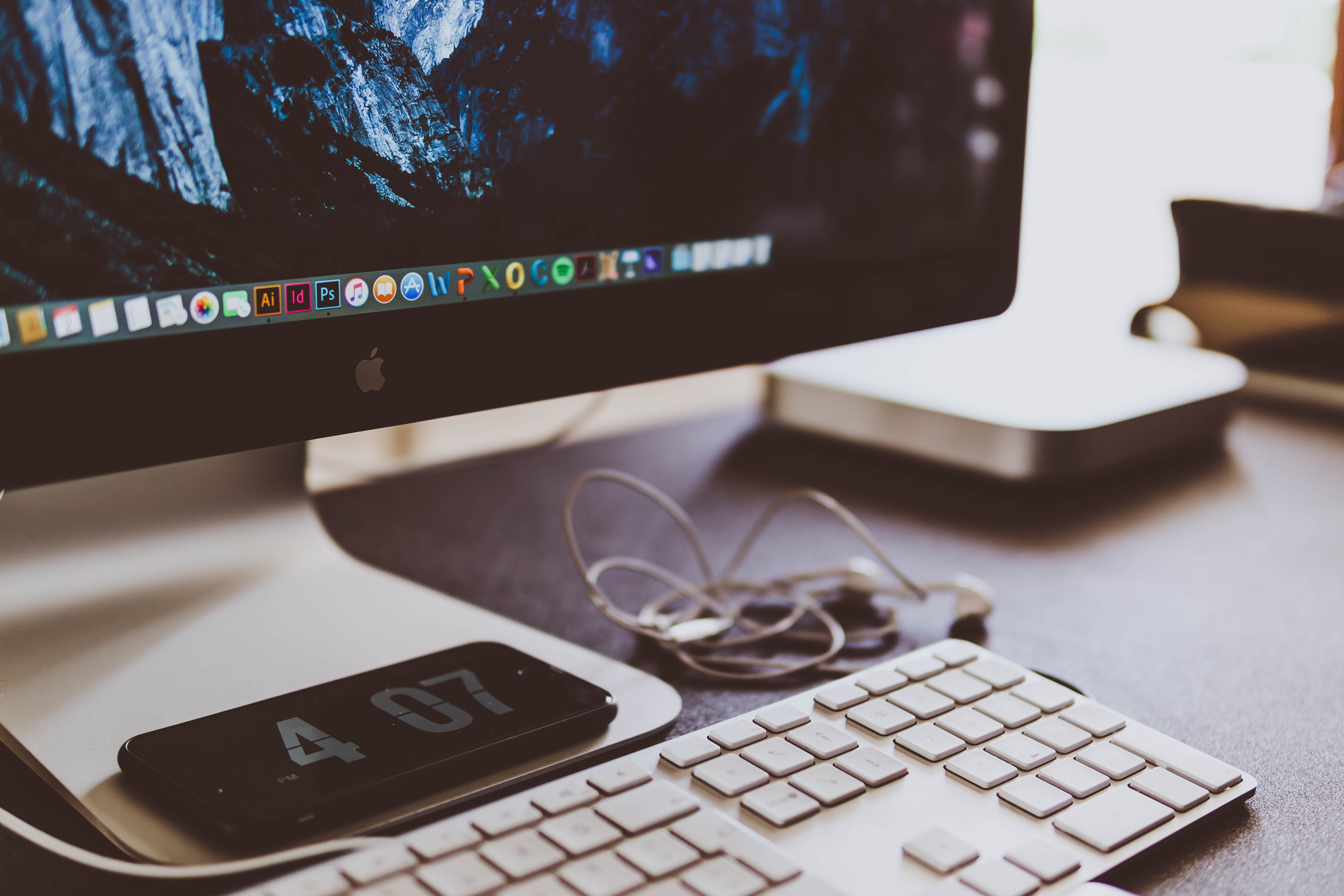 desk, technology, mac, communication, office, computer, numeric, wireless technology, close-up, connection, no people, desktop, screen, computer keyboard, HD Wallpaper