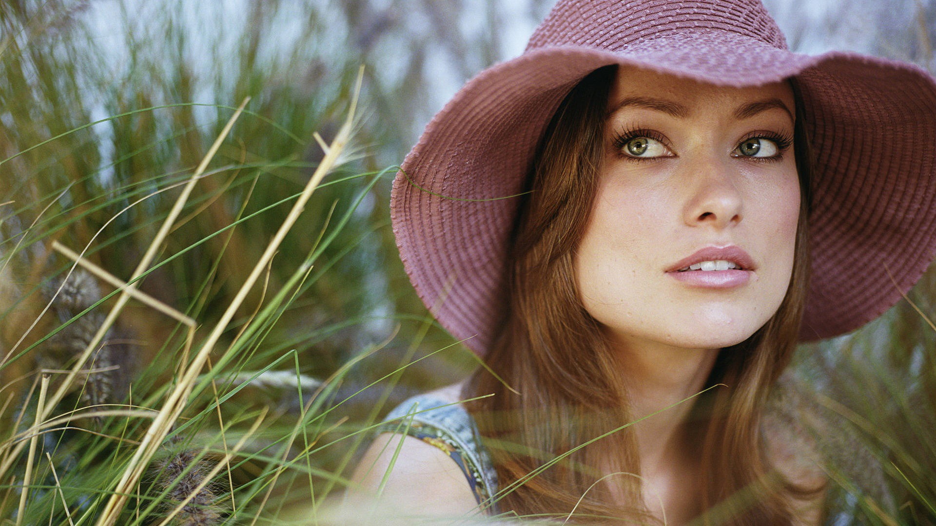 lipstick, actress, looking, women outdoors, one person, adult, nature, headshot, day, field, sun hat, pink, portrait, beautiful woman, young women, clothing, HD Wallpaper