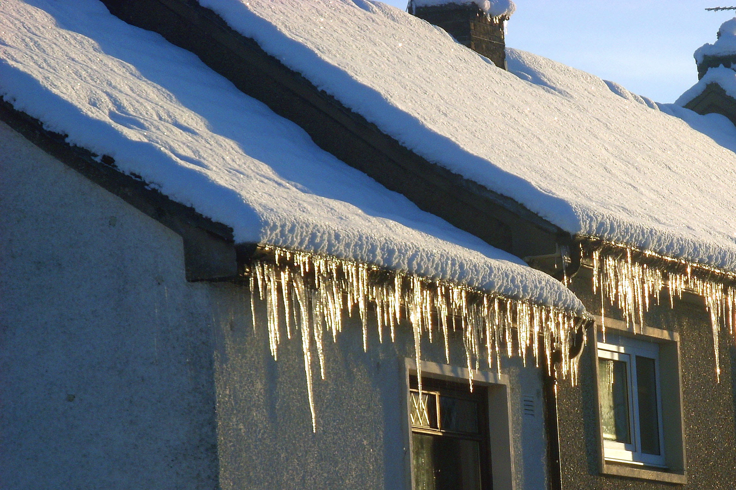 overhanging, sunlight, scotland, window, outdoors, wall - building feature, nature, roof, low angle view, shadow, city, ice, 1080P, covered, icicles, climate change, HD Wallpaper
