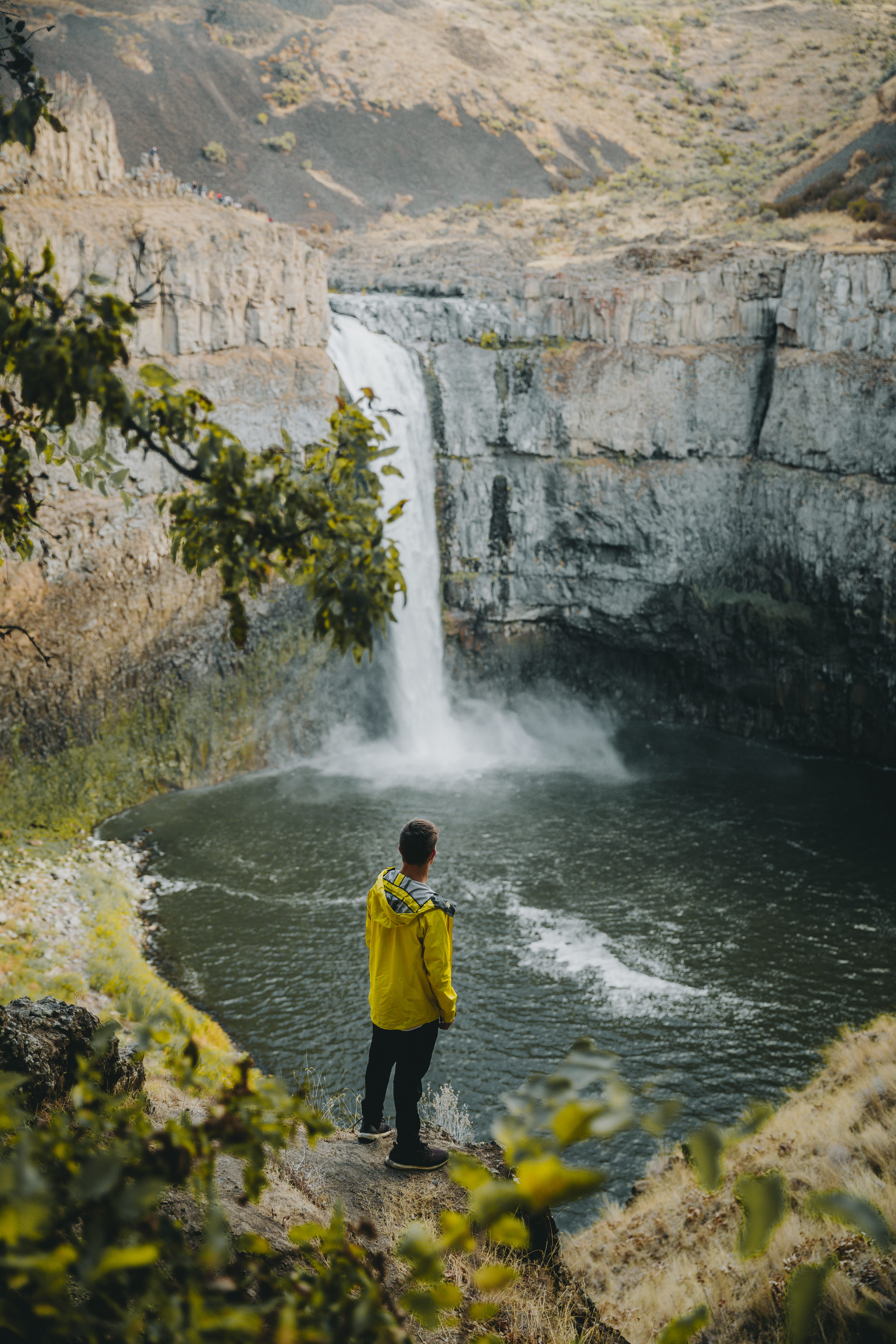 5K, screensave, fashion, daytime, wanderlust, style, cliff, nature, hike, one person, motion, scenics - nature, looking out, adventure, yellow coat, amazing, Phone HD Wallpaper