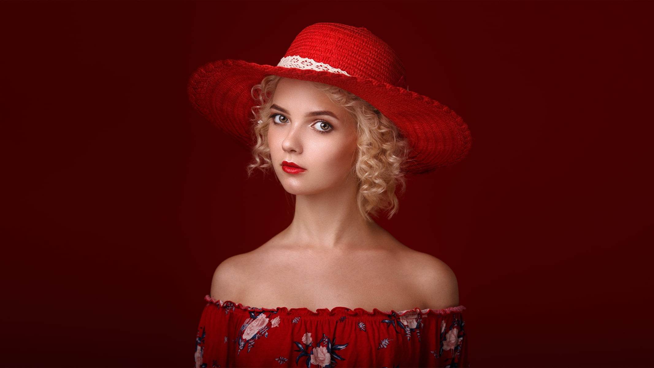 1080P, blonde, simple background, red background, portrait, women, curly hair, crop top, women with hats, bare shoulders, red lipstick, looking at viewer, HD Wallpaper