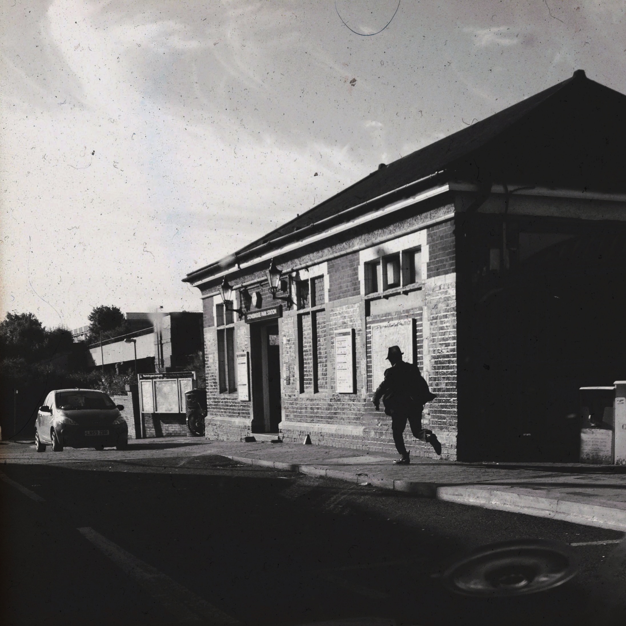 station, detective, beside, run, retro, nature, architecture, residential district, day, building exterior, 1080P, running, photo, built structure, sky, Phone HD Wallpaper