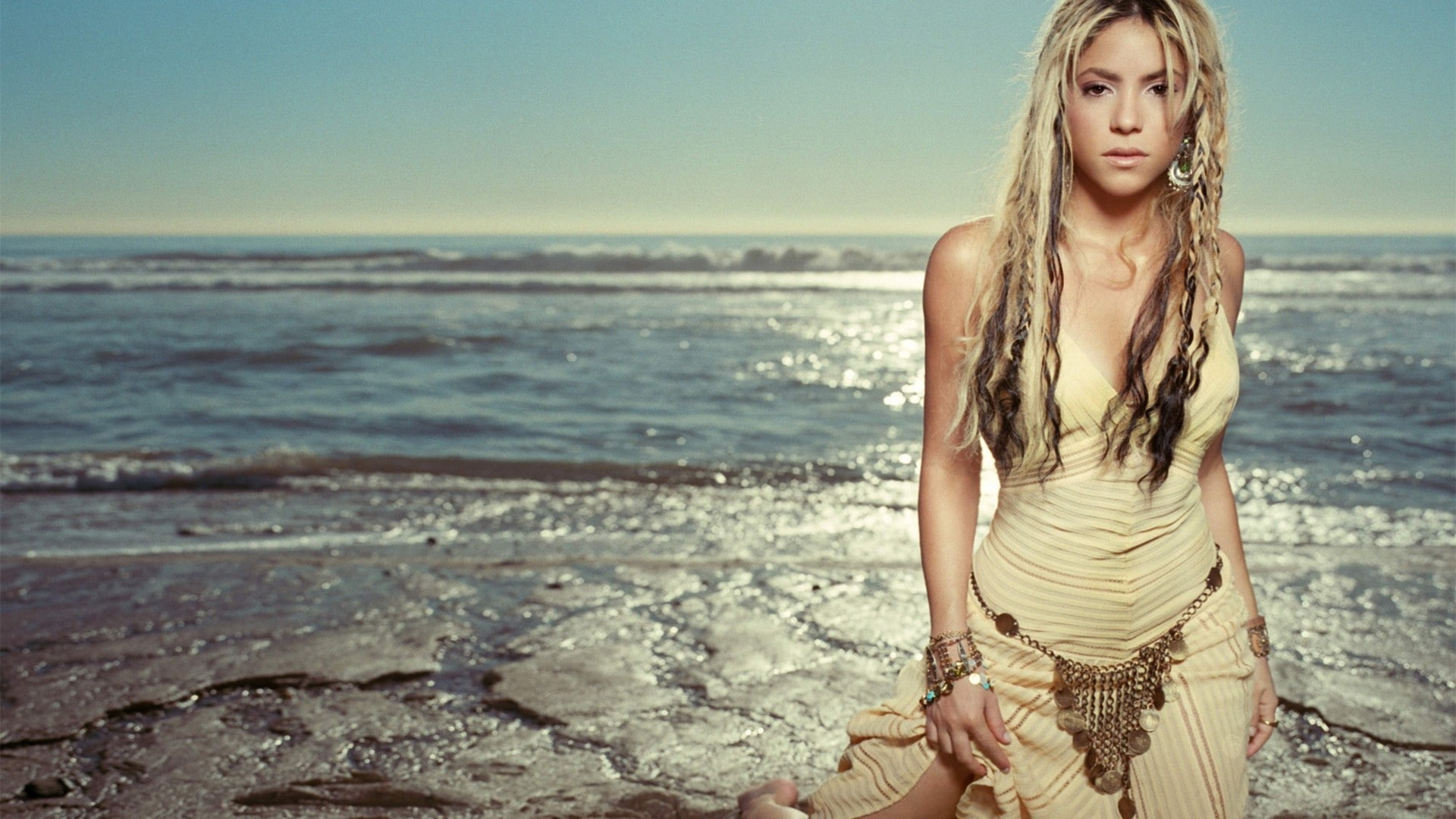 celebrity, blond hair, sky, horizon, beach, singer, contemplation, horizon over water, 1080P, hair, women outdoors, outdoors, Shakira, fashion, young adult, HD Wallpaper