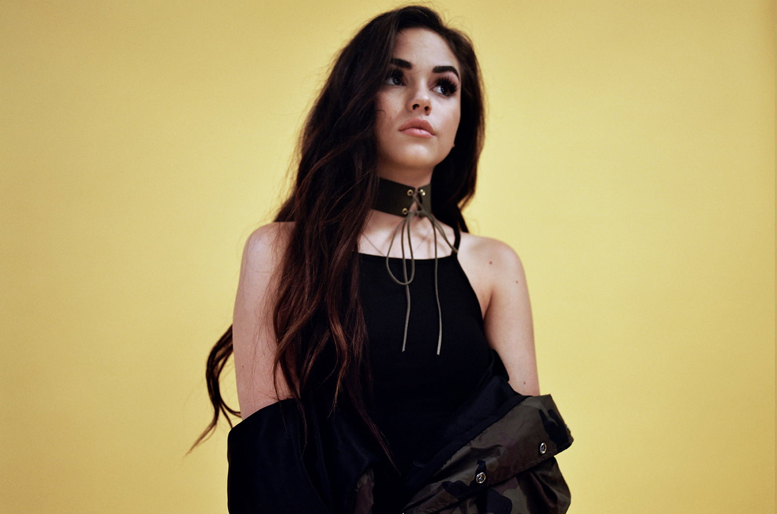 long hair, singer, dark hair, brunette, women, Maggie Lindemann, simple background, 720P, HD Wallpaper