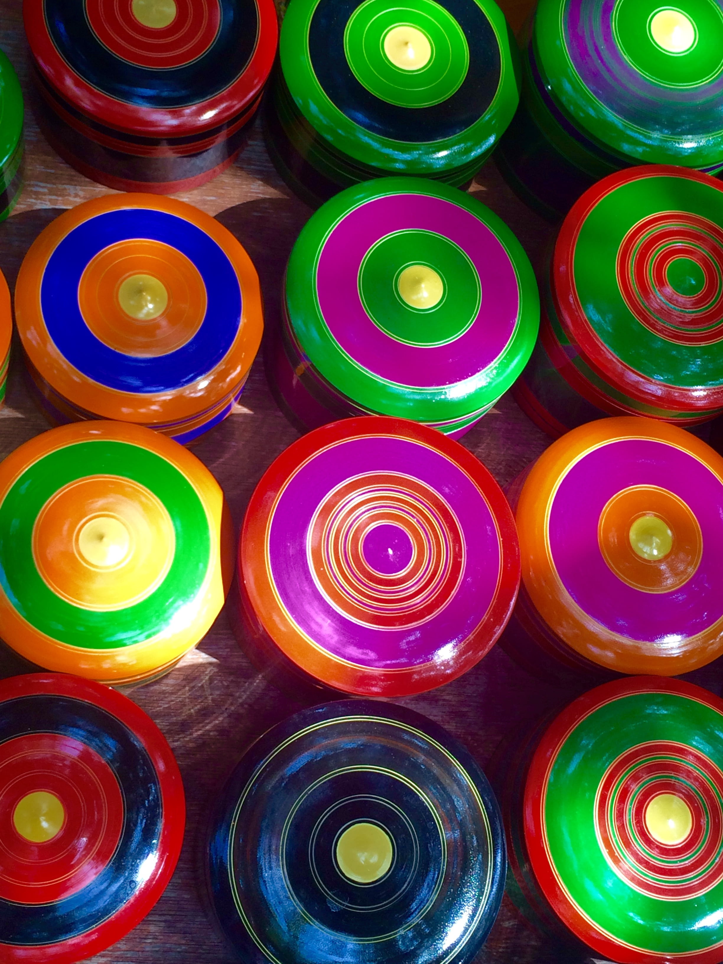2K, in a row, aerosol can, still life, spray paint, paint, high angle view, arrangement, art and craft equipment, circle, backgrounds, large group of objects, Phone HD Wallpaper