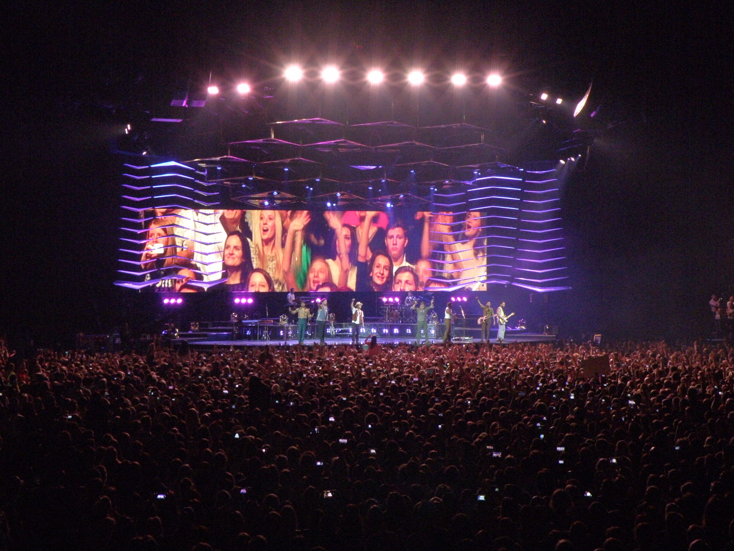 lighting equipment, spectator, concert, music, real people, large group of people, group, 2K, the o2 arena, fan, show, the hooligans, stage, positive emotion, HD Wallpaper