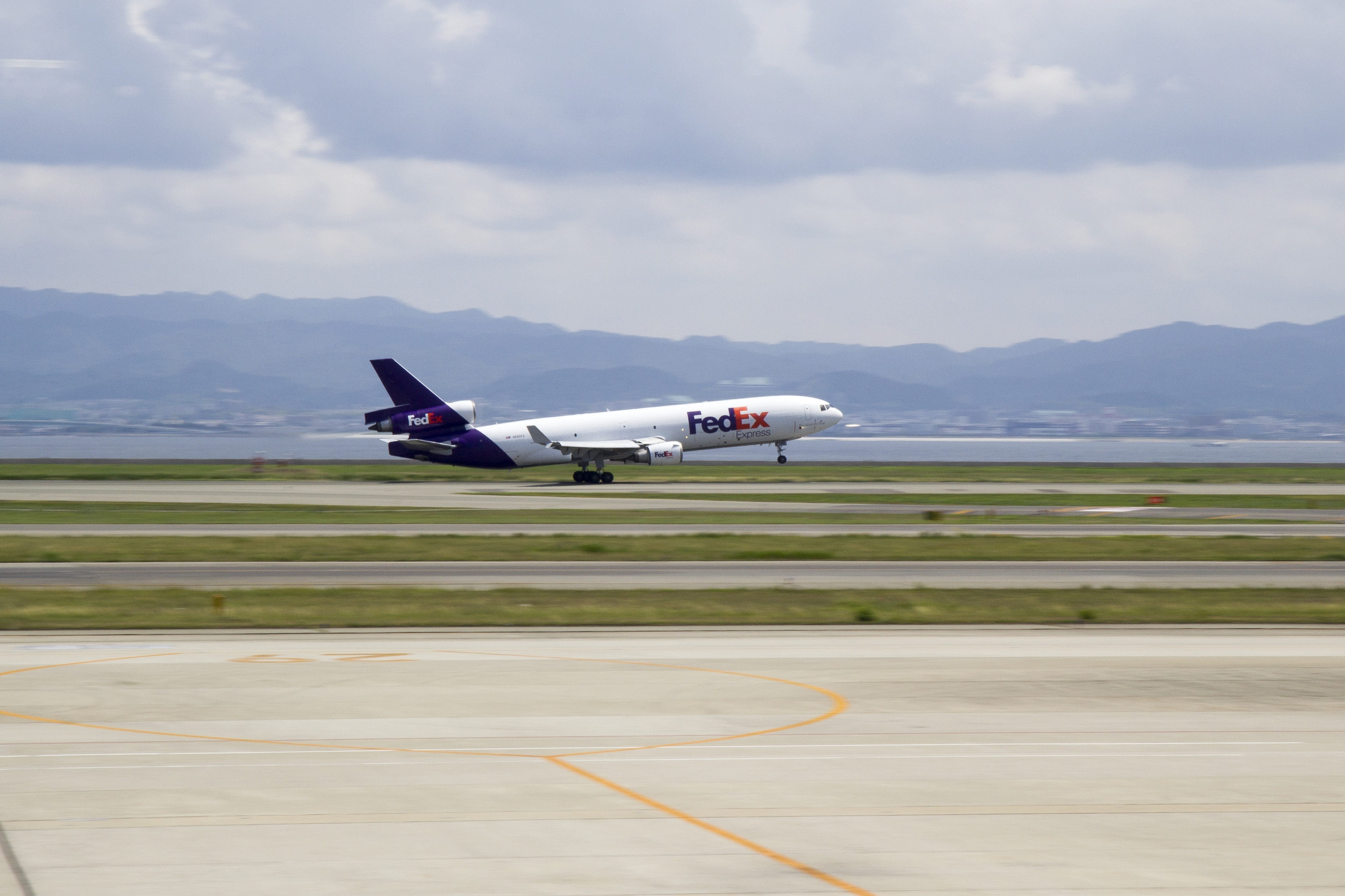 airport runway, motion, airport, no people, luxury, runway, day, public transportation, flying, aerospace industry, nature, airplane, mode of transportation, HD Wallpaper