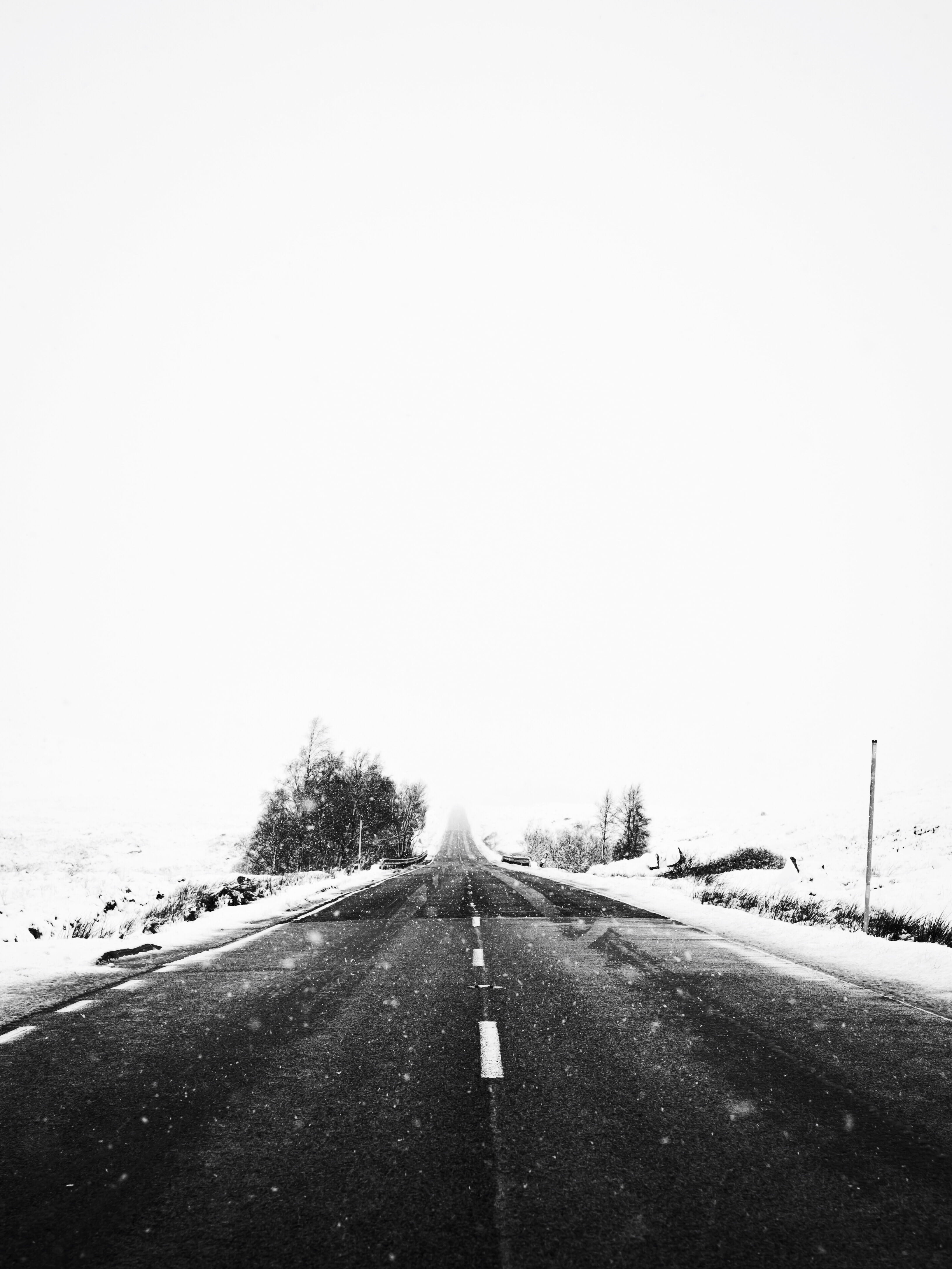 road marking, highway, winter, transportation, cold, sky, weather, snowing, 4K, photography, black and white, clear sky, grayscale, travel, vanishing point, Phone HD Wallpaper