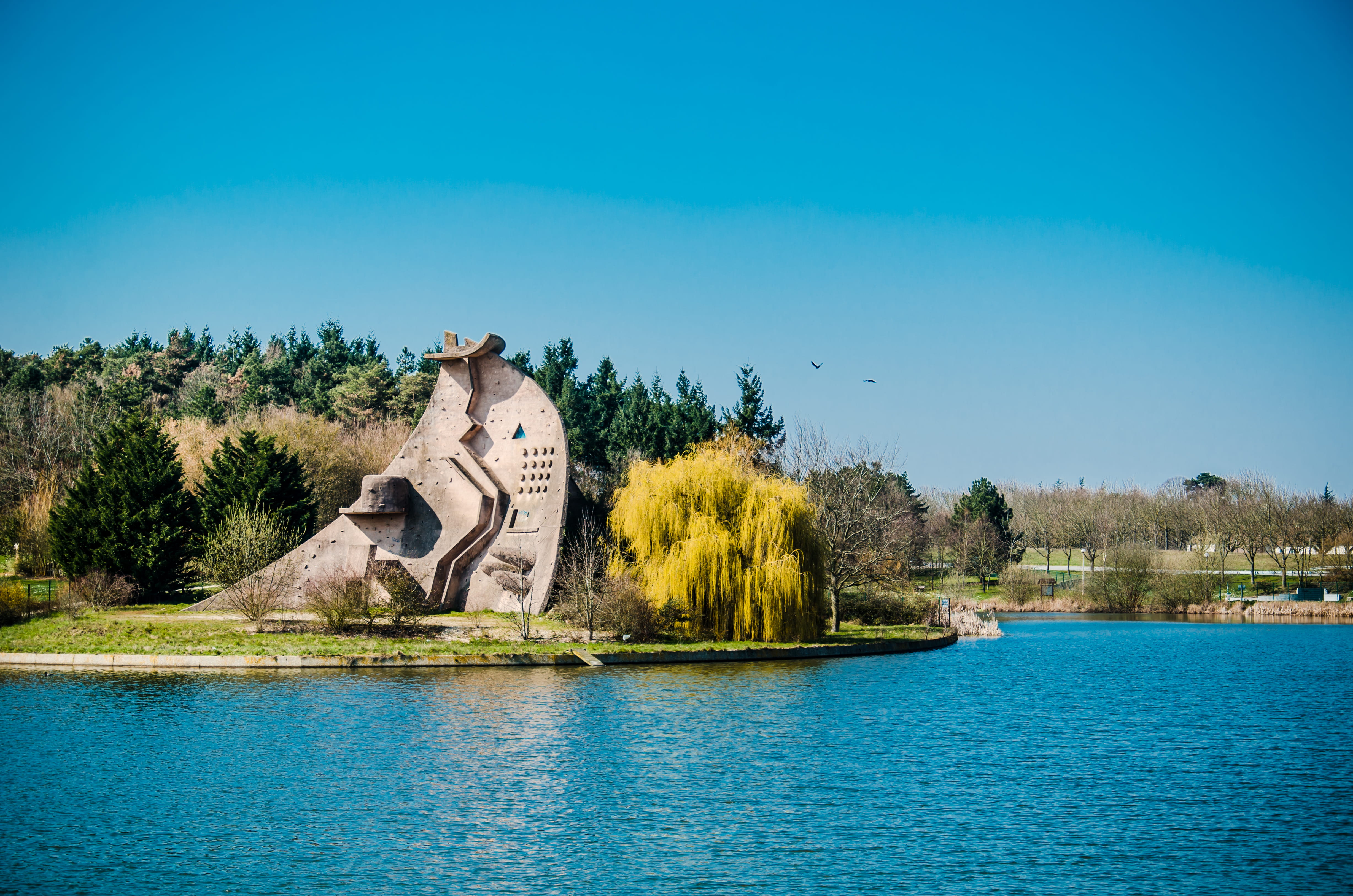 outdoors, blue, built structure, day, water, no people, architecture, tranquil scene, lisses, trees, beauty in nature, copy space, clear sky, green, lake, HD Wallpaper