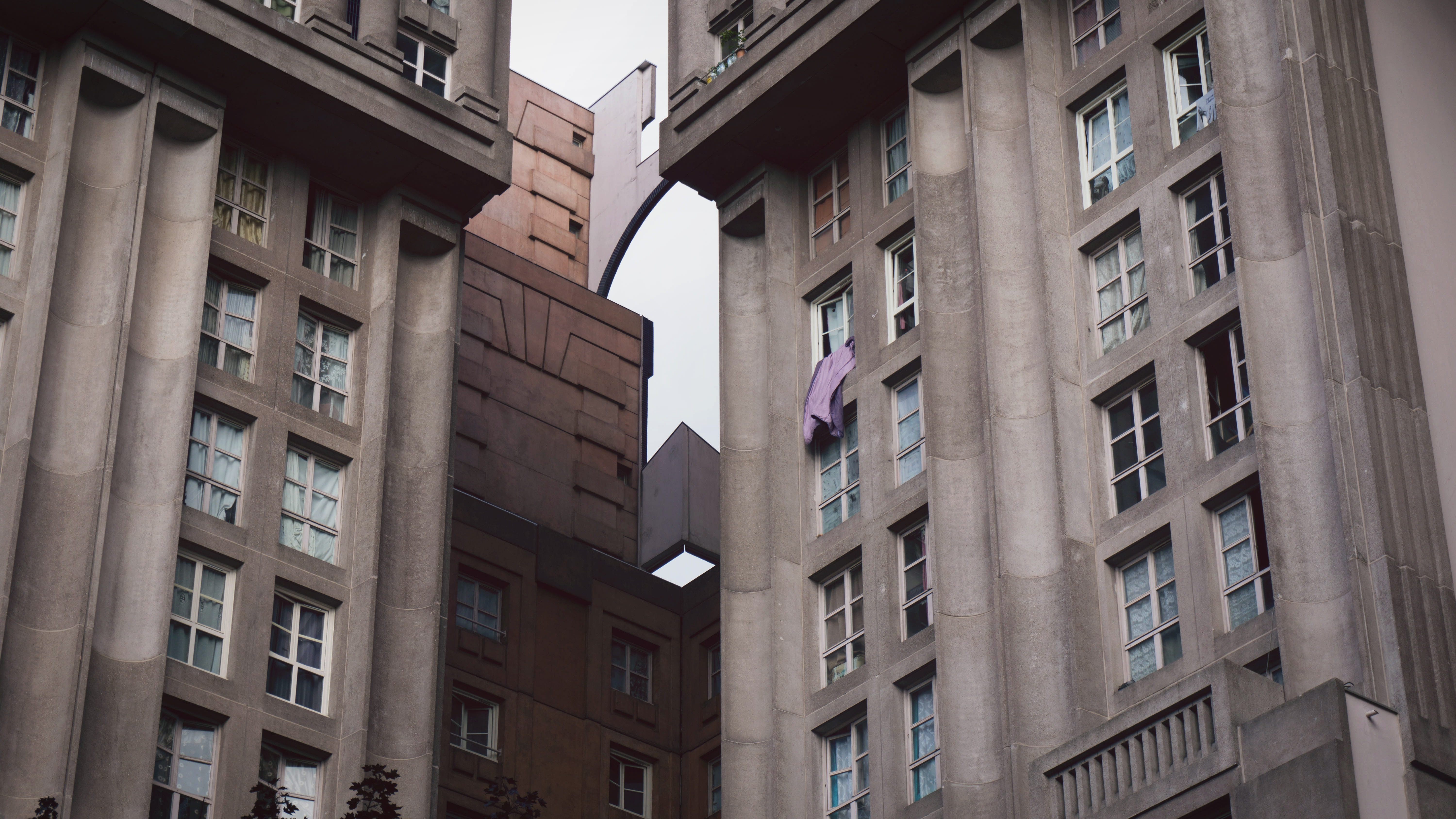 glass - material, day, architectureporn, building, ricardobofill, ricardo, brown, city, backgrounds, in a row, apartment, modernarchitecture, sky, concrete, HD Wallpaper