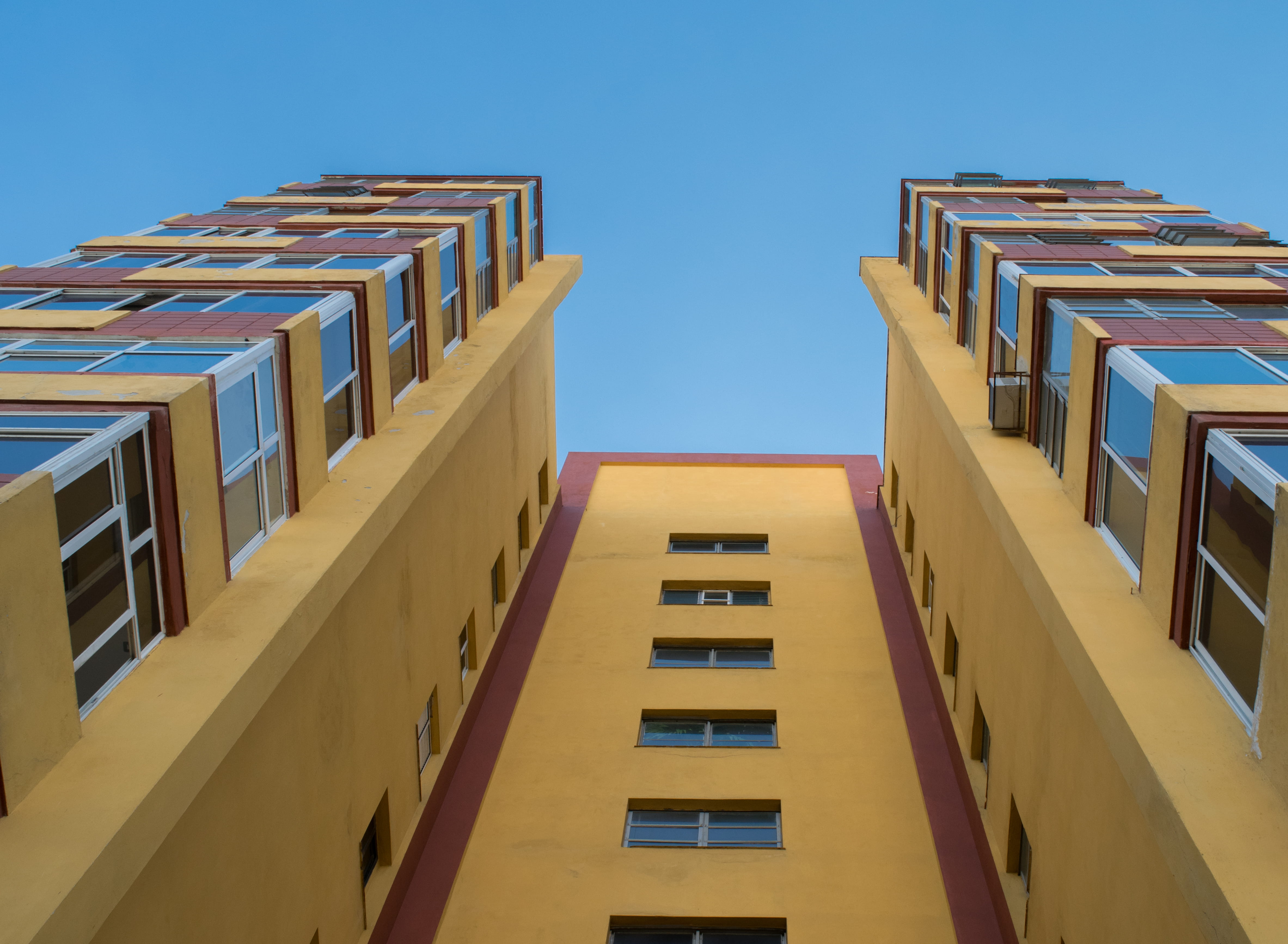 yellow, 4K, cuba, low angle view, office building exterior, historic, modern, sunlight, no people, building, blue, apartment, glass - material, residential district, HD Wallpaper