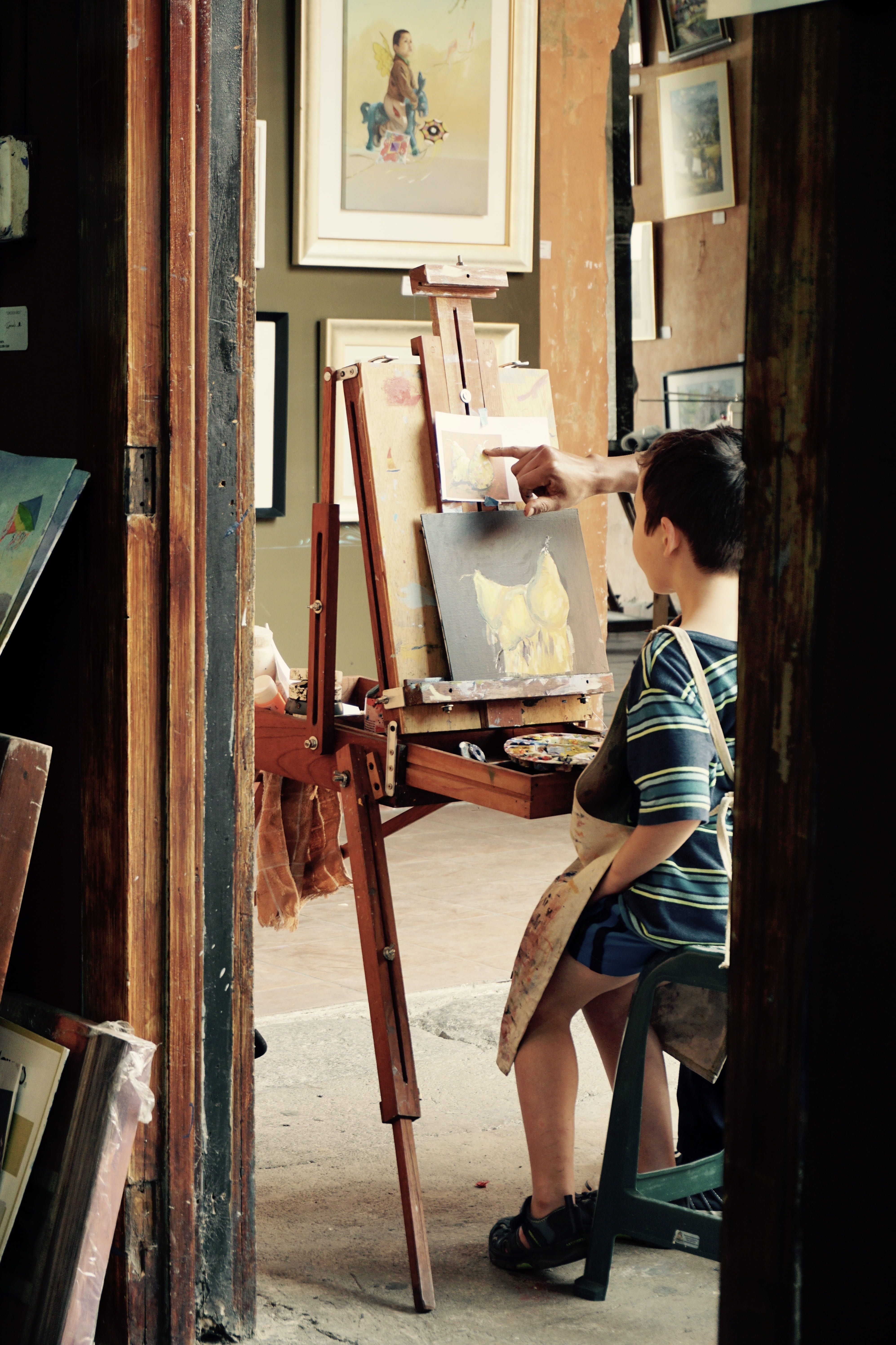 standing, artist, indoors, easel, 5K, paint, side view, painting class, learning how to, door, occupation, women, kids, entrance, still life, day, full length, Phone HD Wallpaper