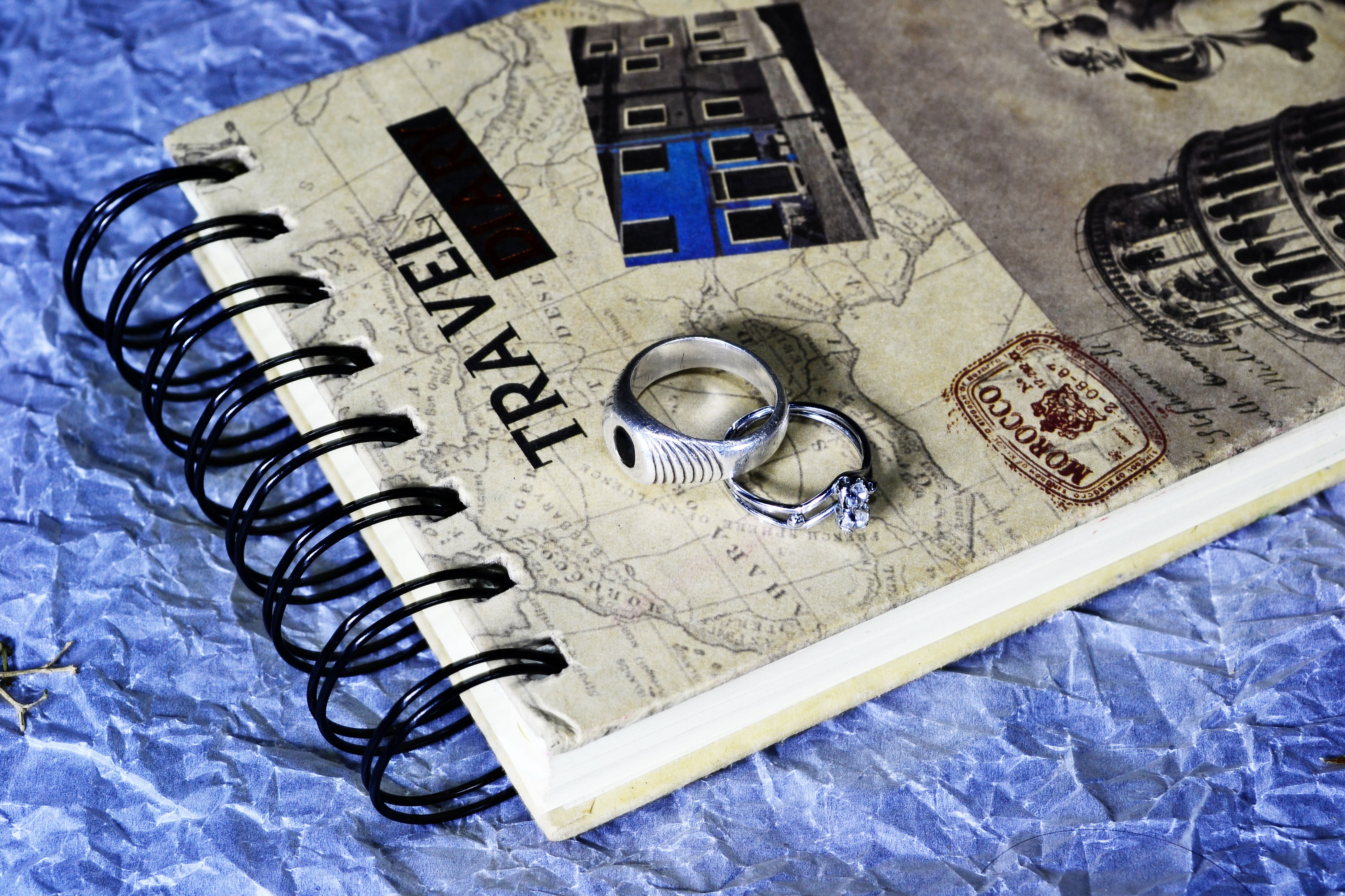 4K, indoors, paper currency, high angle view, light, ring, currency, table, romance, studio shot, sri lanka, mawanella, industry, ceylon, light painting, HD Wallpaper