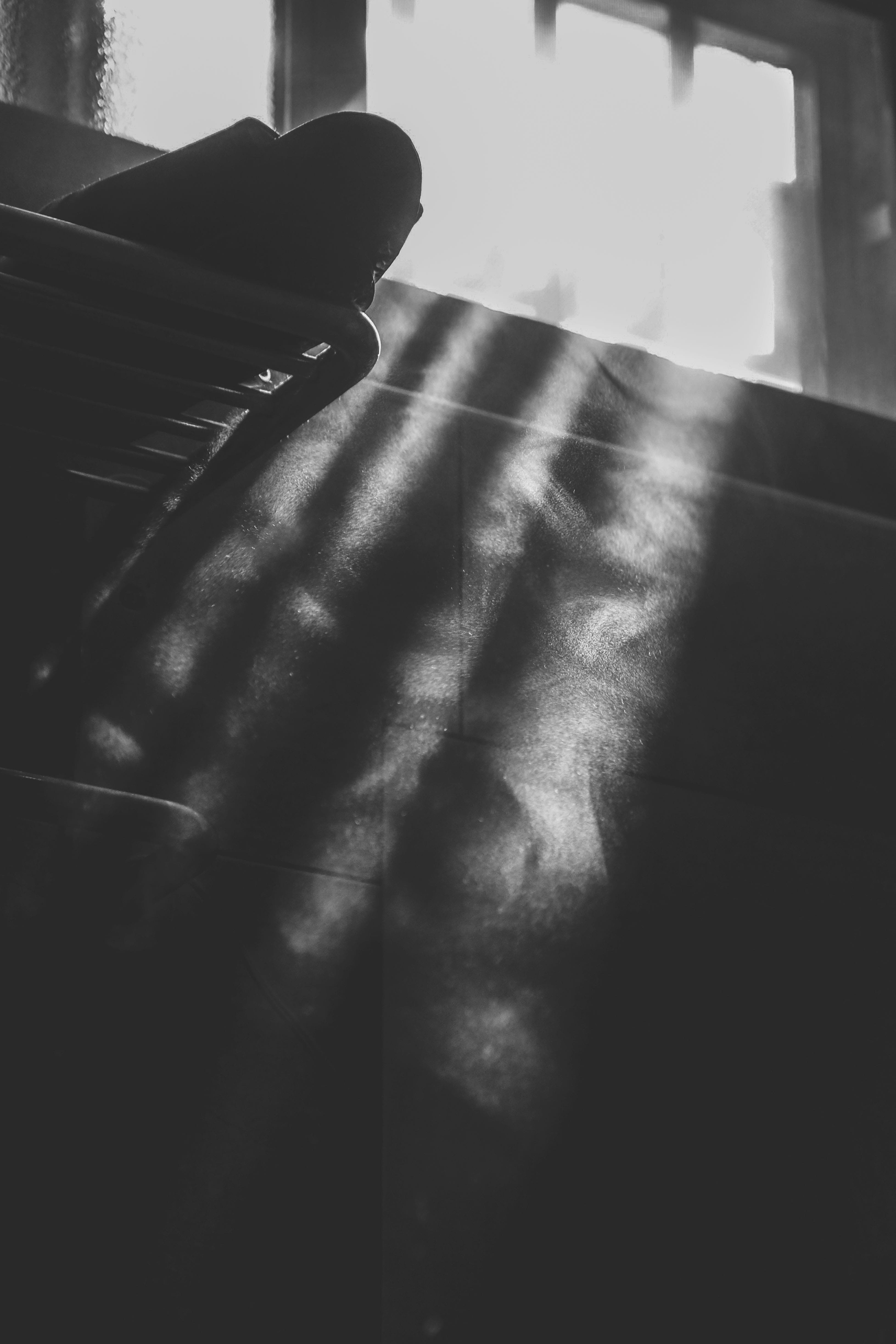 toilet, body part, 4K, sunlight, real people, silhouettes, day, light and shadow, human hand, unrecognizable person, lifestyles, bathroom, shadows, steam, Phone HD Wallpaper