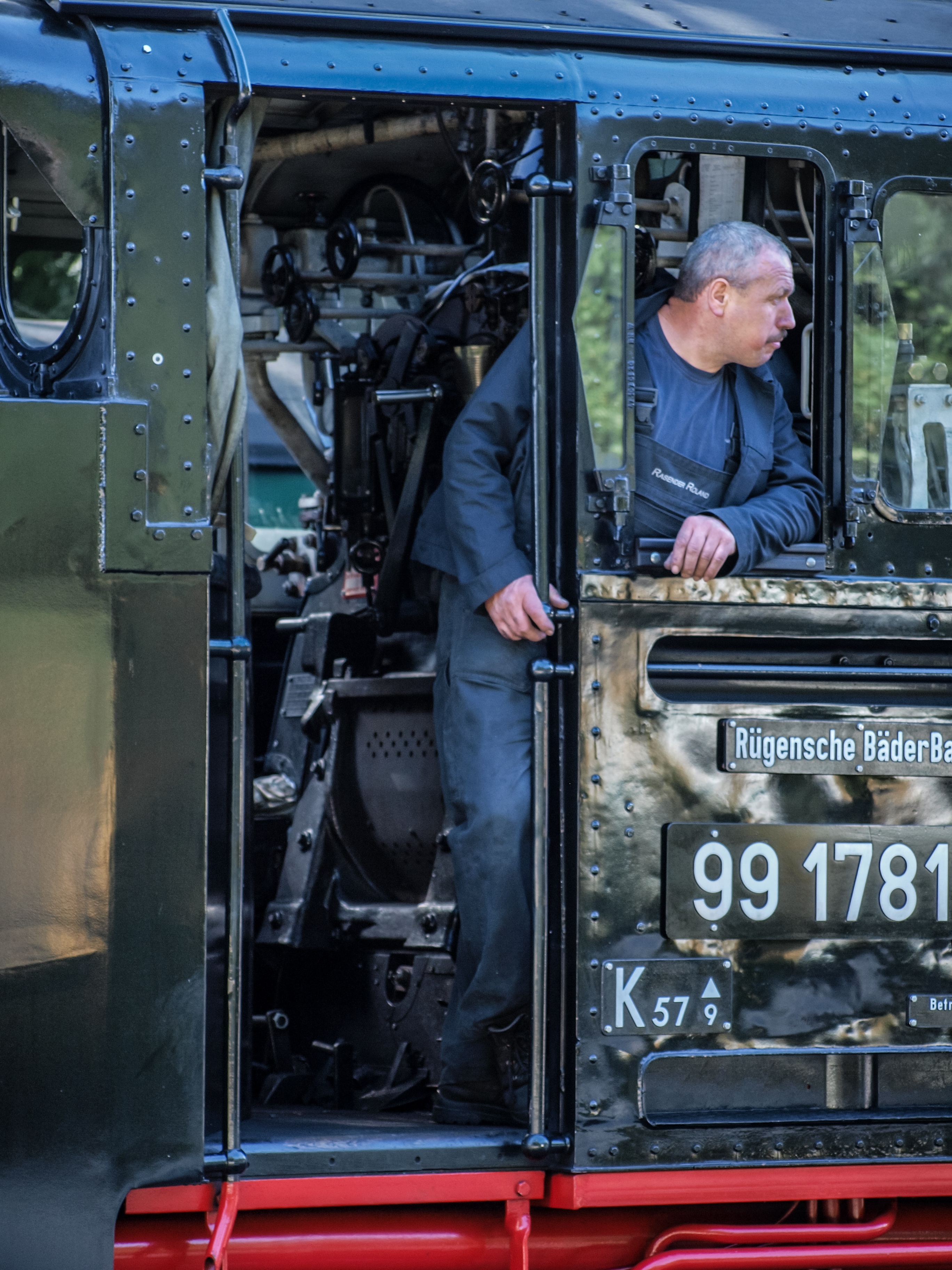 males, shopping, locomotive, water vapor, men, motor vehicle, transportation, car, occupation, train, mechanic, repairing, uniform, engine, rügen, loco, Phone HD Wallpaper