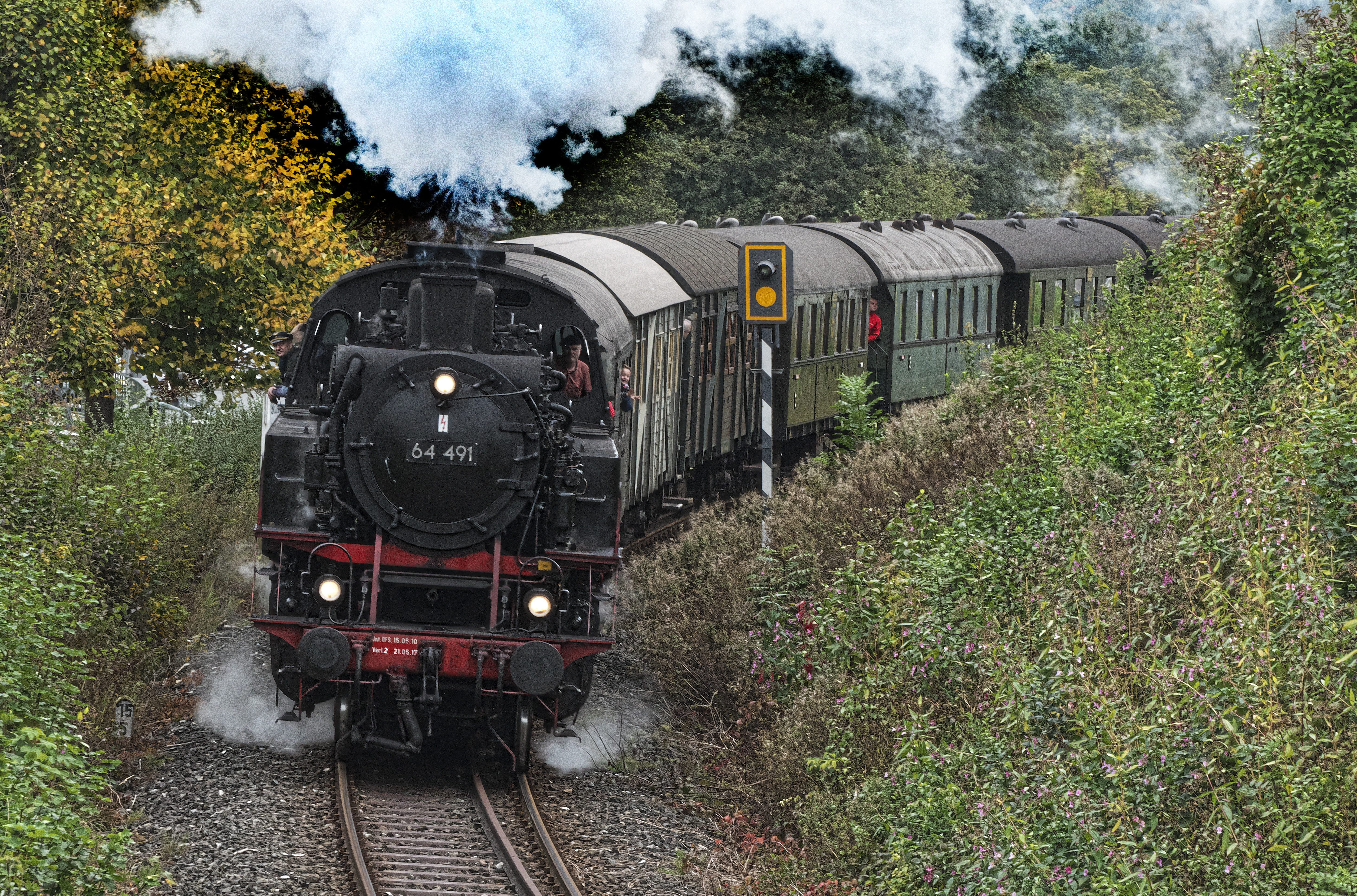 small ground, smoke - physical structure, ash, locomotive, travel, outdoors, passenger train, transportation, steam train, 4K, steam locomotive, steam railway, HD Wallpaper