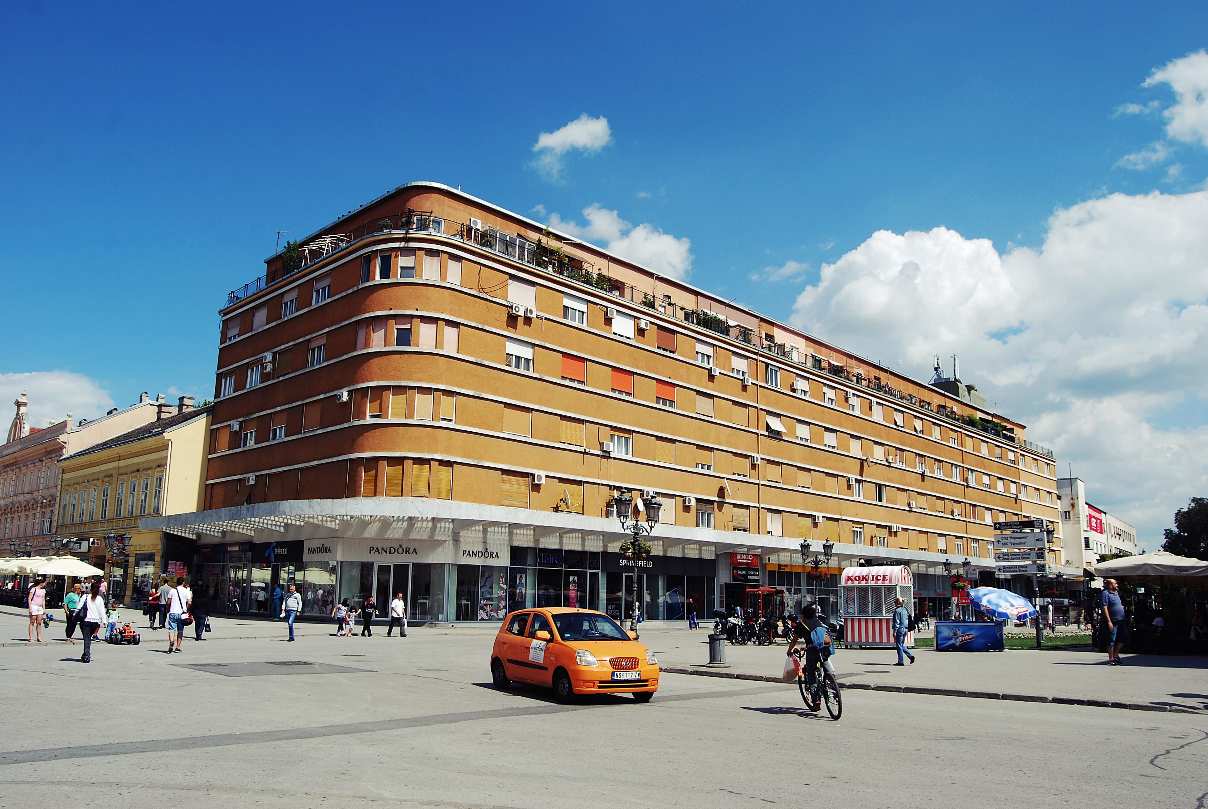 office building exterior, cloud - sky, editorial, car, city Life, road, building Exterior, brown, group of people, urban Scene, crowd, daytime, built Structure, HD Wallpaper