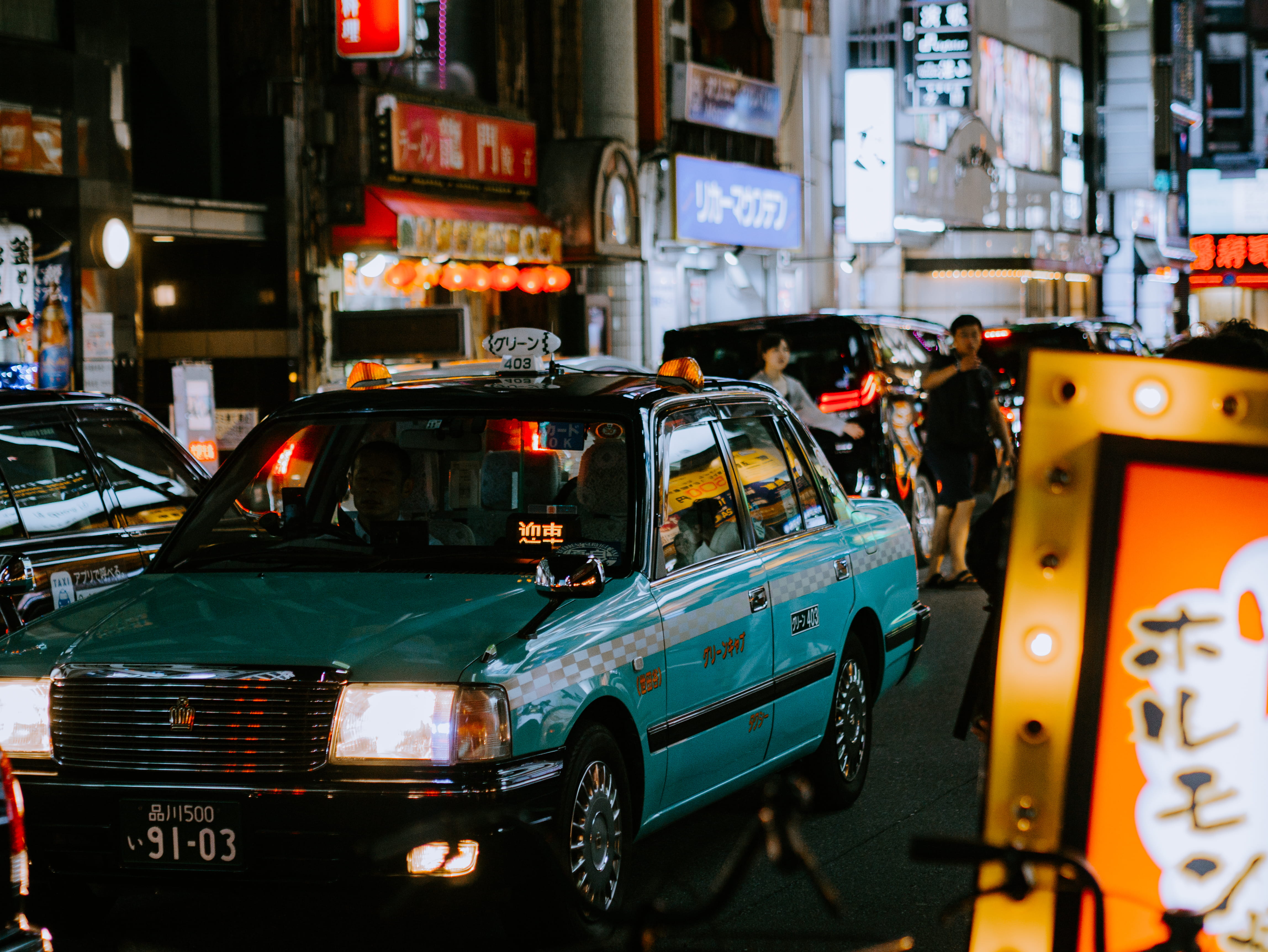 4K, urban, metropolis, incidental people, blue, architecture, traffic, cab, land vehicle, night, asphalt, human, automobile, transportation, built structure, HD Wallpaper