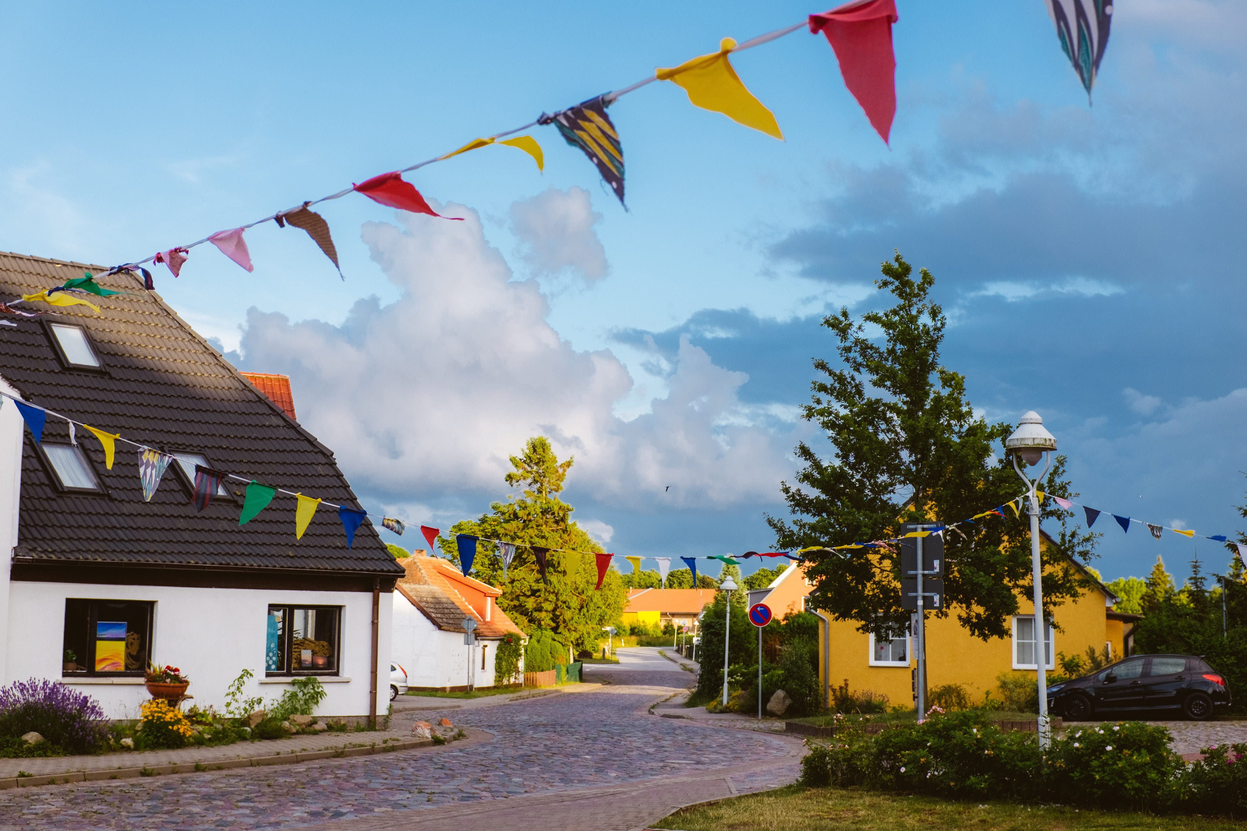 village, 4K, sight, belief, arkona, cloud - sky, rugia, heritage, straw, landscape, europe, europa, coastal, vitt, baltic, flag, white, wittow, green, HD Wallpaper