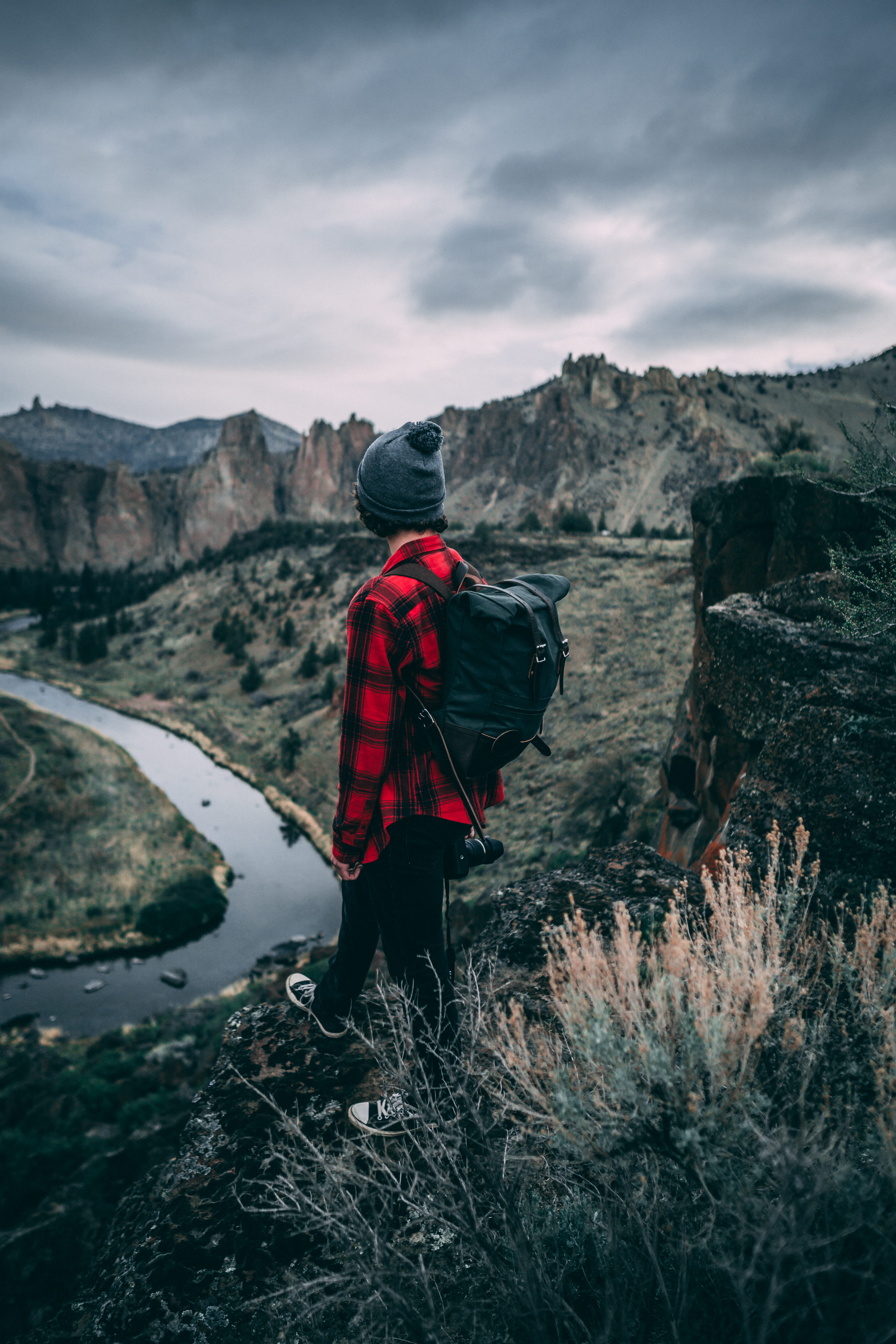 backpack, top, river curve, mountain, rock, 5K, beauty in nature, shirt, tree, clif, outdoors, looking at view, one person, non-urban scene, smith rock, Phone HD Wallpaper