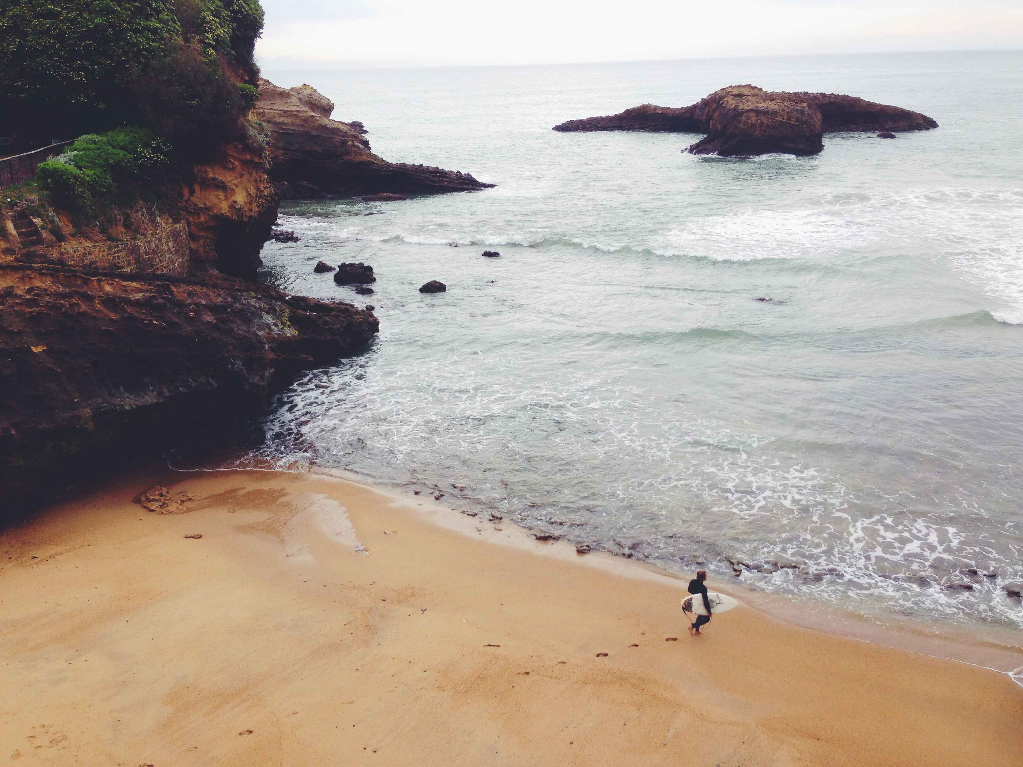 holding, 2K, day, shirt, waves, real people, sea, animal themes, beauty in nature, rock, person, solid, lifestyles, walking, cliffs, motion, beach, shore, HD Wallpaper