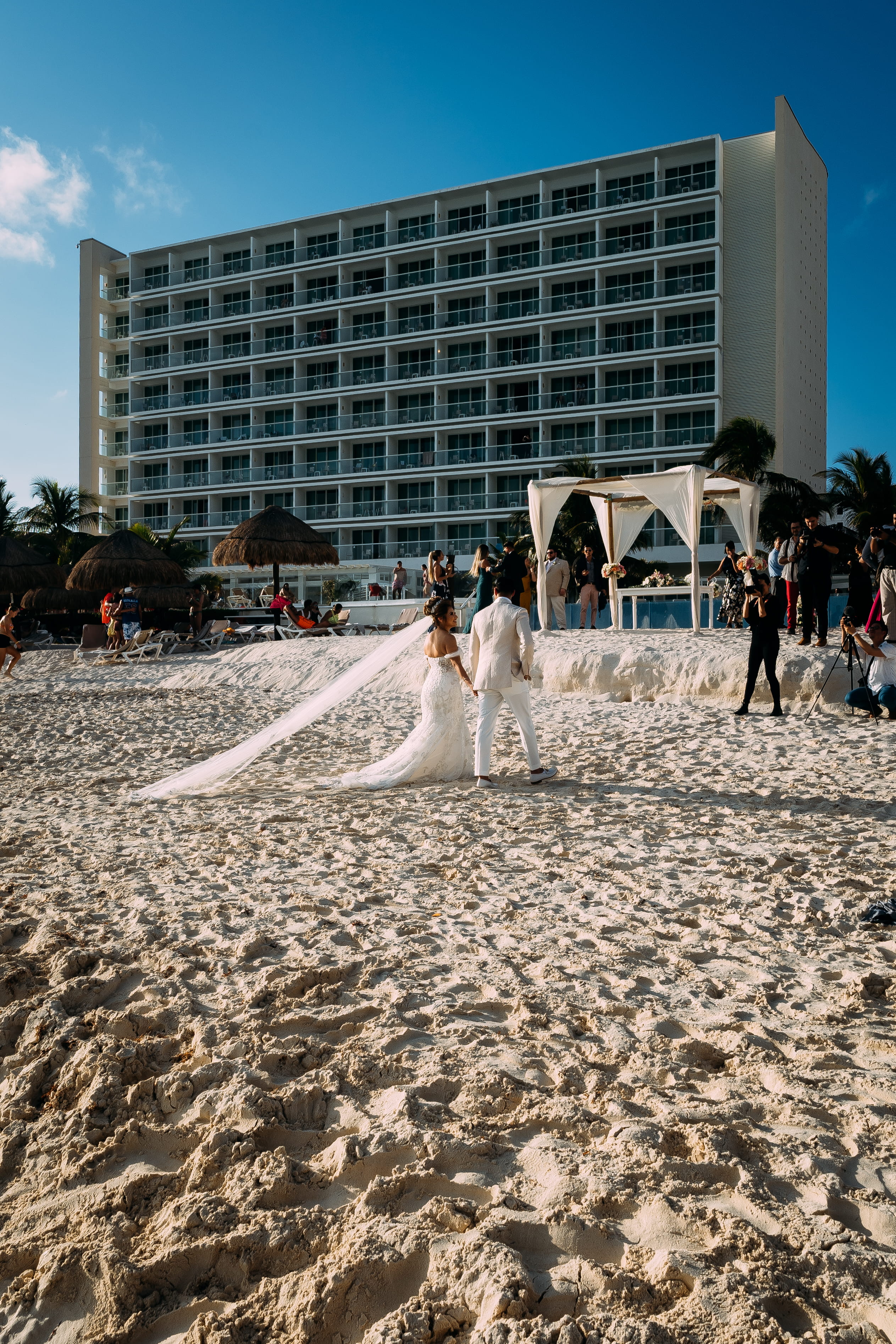group of people, marriage, married, day, beach, romantic, couple - relationship, 2K, holding hands, celebration, real people, beautiful, wear, men, hotel, Phone HD Wallpaper