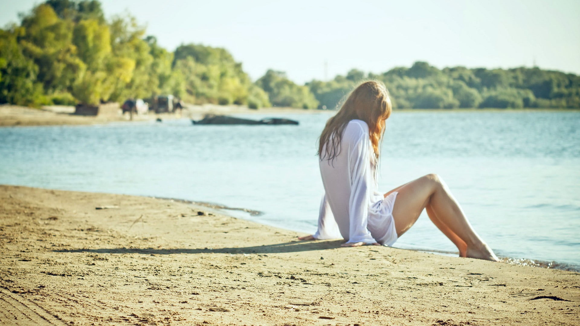 legs, sand, sleeved, hairstyle, real people, lifestyles, sunlight, hair, beauty in nature, adult, 1080P, long, outdoors, white, brunette, vacations, beautiful woman, HD Wallpaper