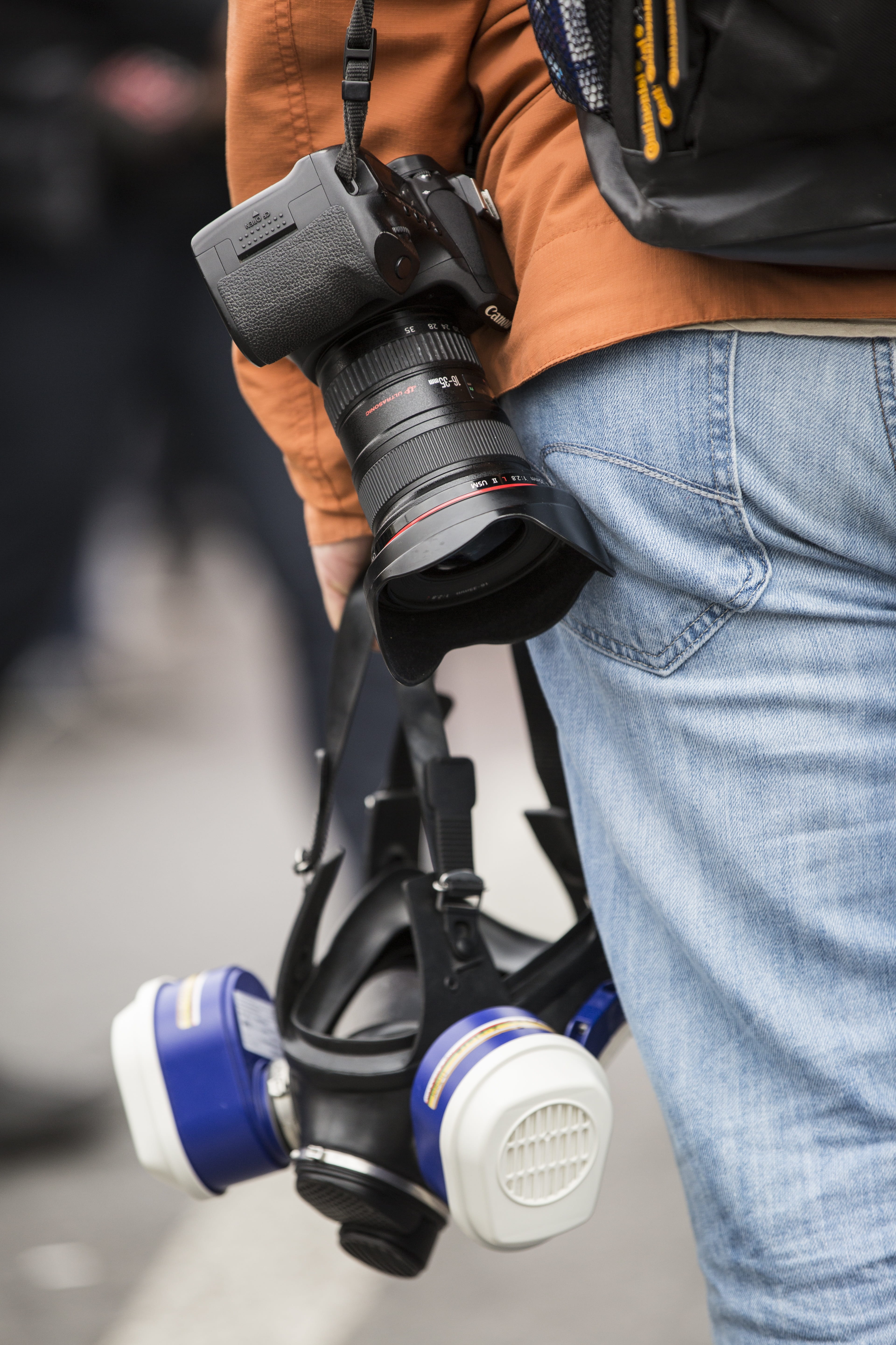 helmets, holding, attack, overview, focus on foreground, 5K, pepper spray, industry, skill, unrecognizable person, photographer, danger, journalist, concepts, Phone HD Wallpaper