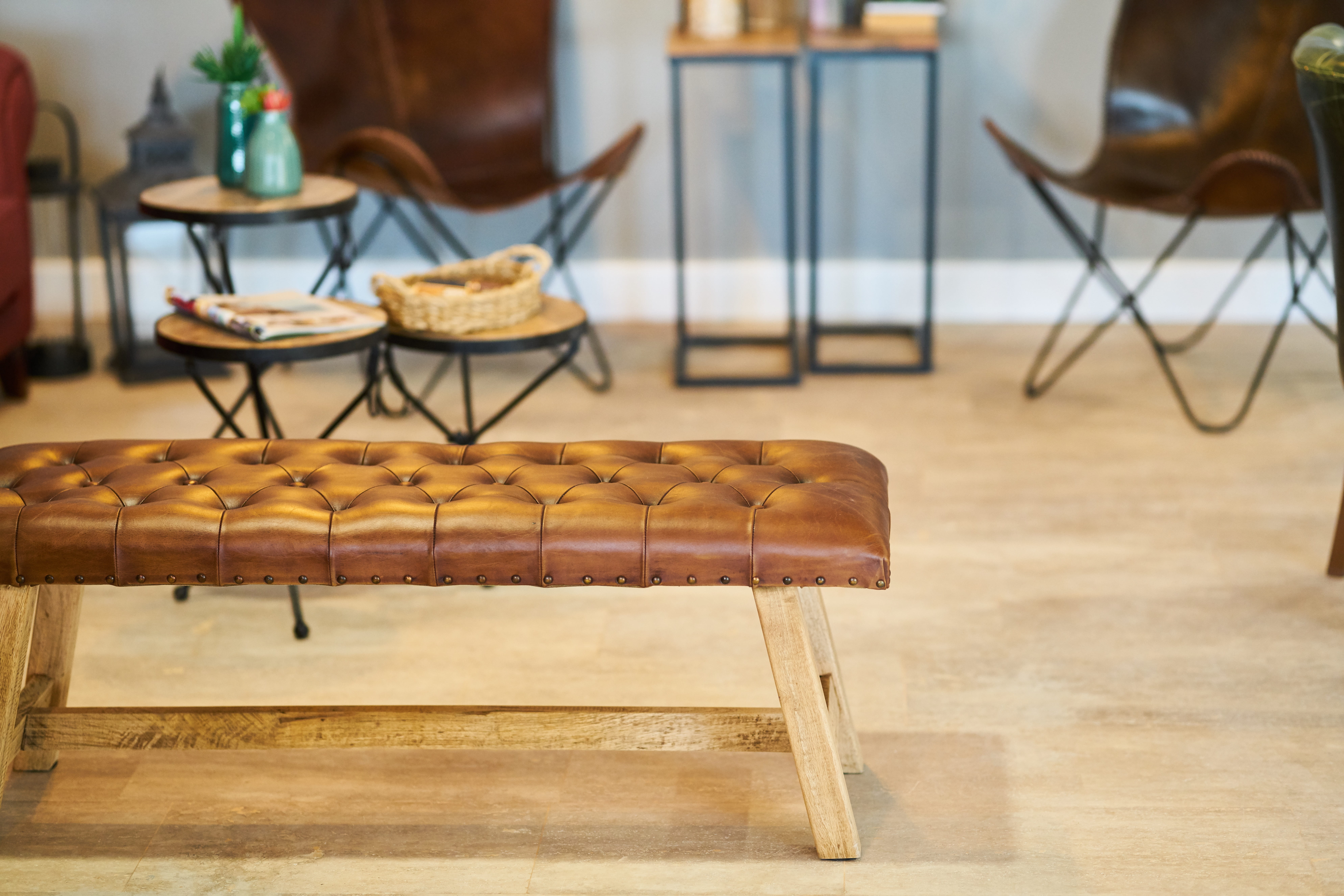 wood - material, cafe, modern, absence, indoors, salon, still life, decoration, brown, focus on foreground, seat, freshness, luxury, office, empty, relaxation, HD Wallpaper