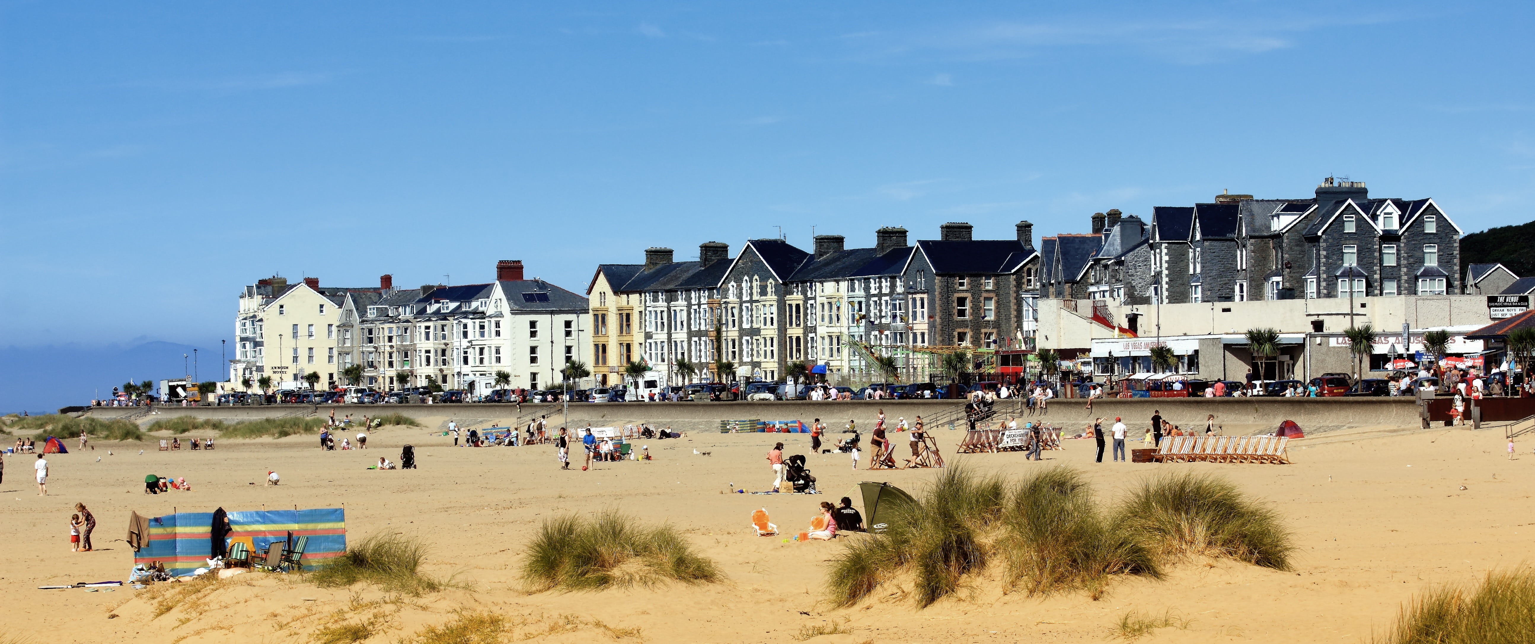 large group of people, nature, trip, estuary, built structure, architecture, outdoors, harbour, holiday, barmouth, blue, uk, welsh, landscape, sea, sky, HD Wallpaper