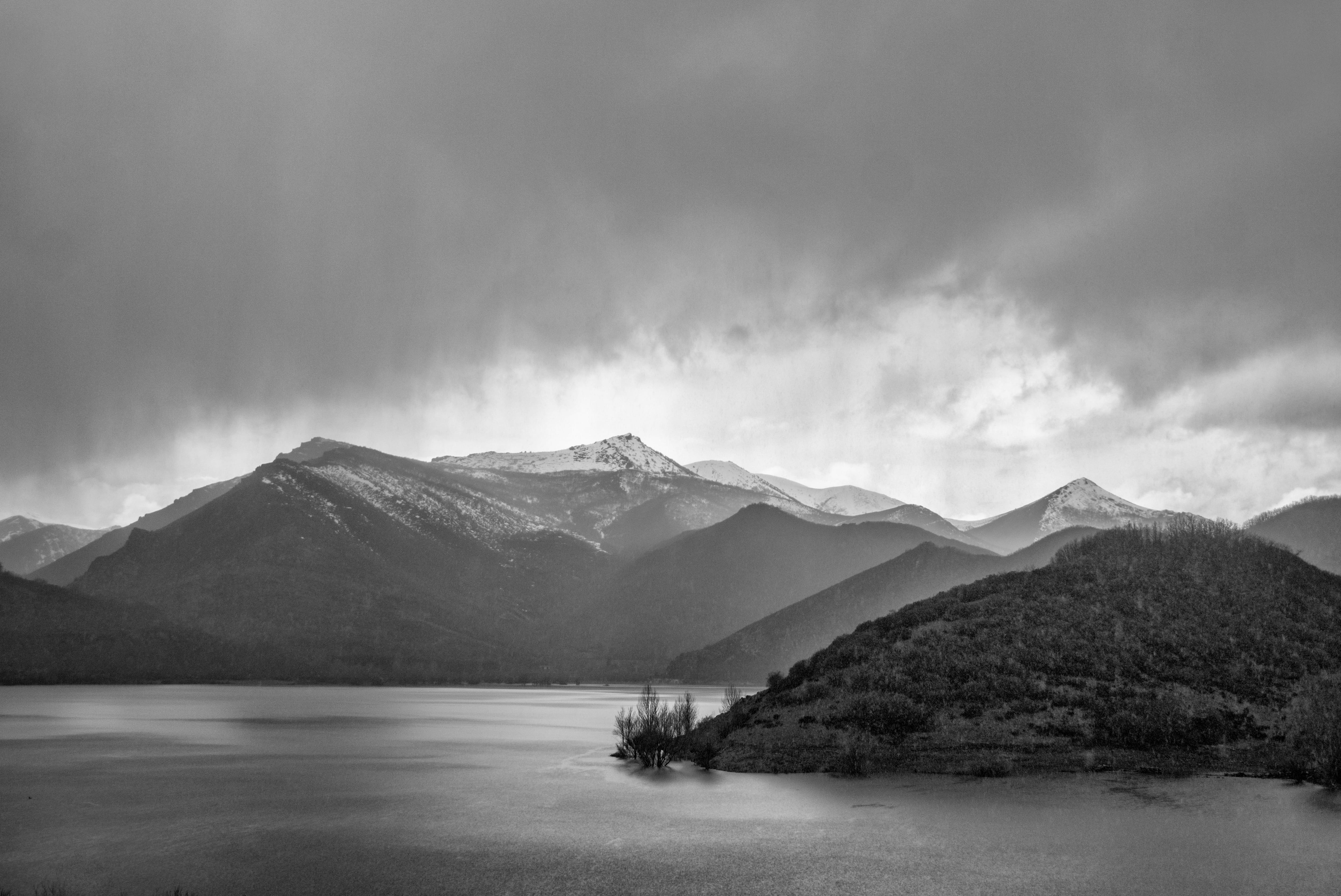 lake, idyllic, rain, snowcapped mountain, sky, los barrios de luna, mountain range, mountain, tranquil scene, scenics - nature, 4K, embalse barrios de luna, HD Wallpaper