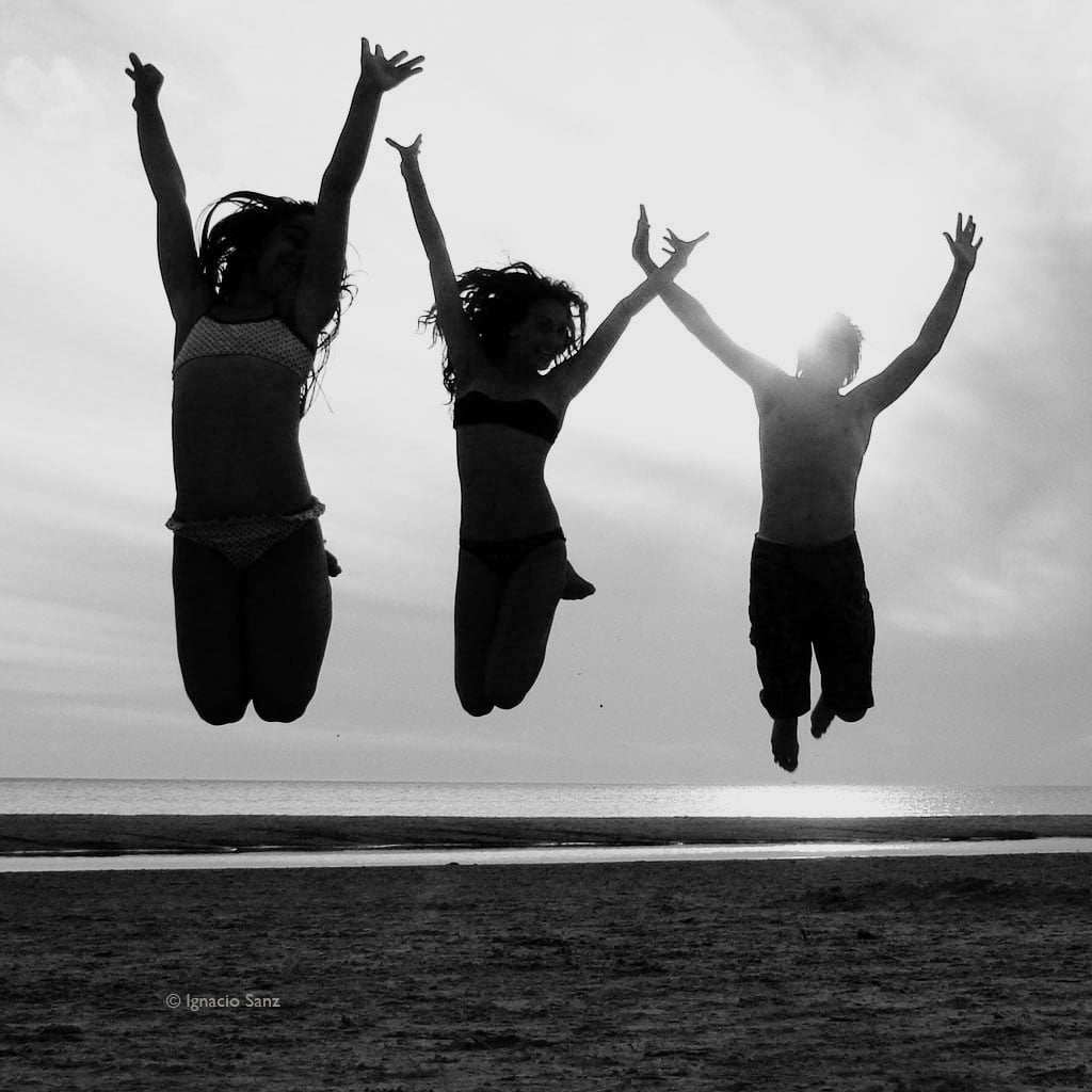 person, salto  Uruguay, females, people, three, daytime, Gesta, outdoors, enjoyment, cloudy, women, playa, sea, Explore, silhouette, happiness, hijos, mis, Phone HD Wallpaper