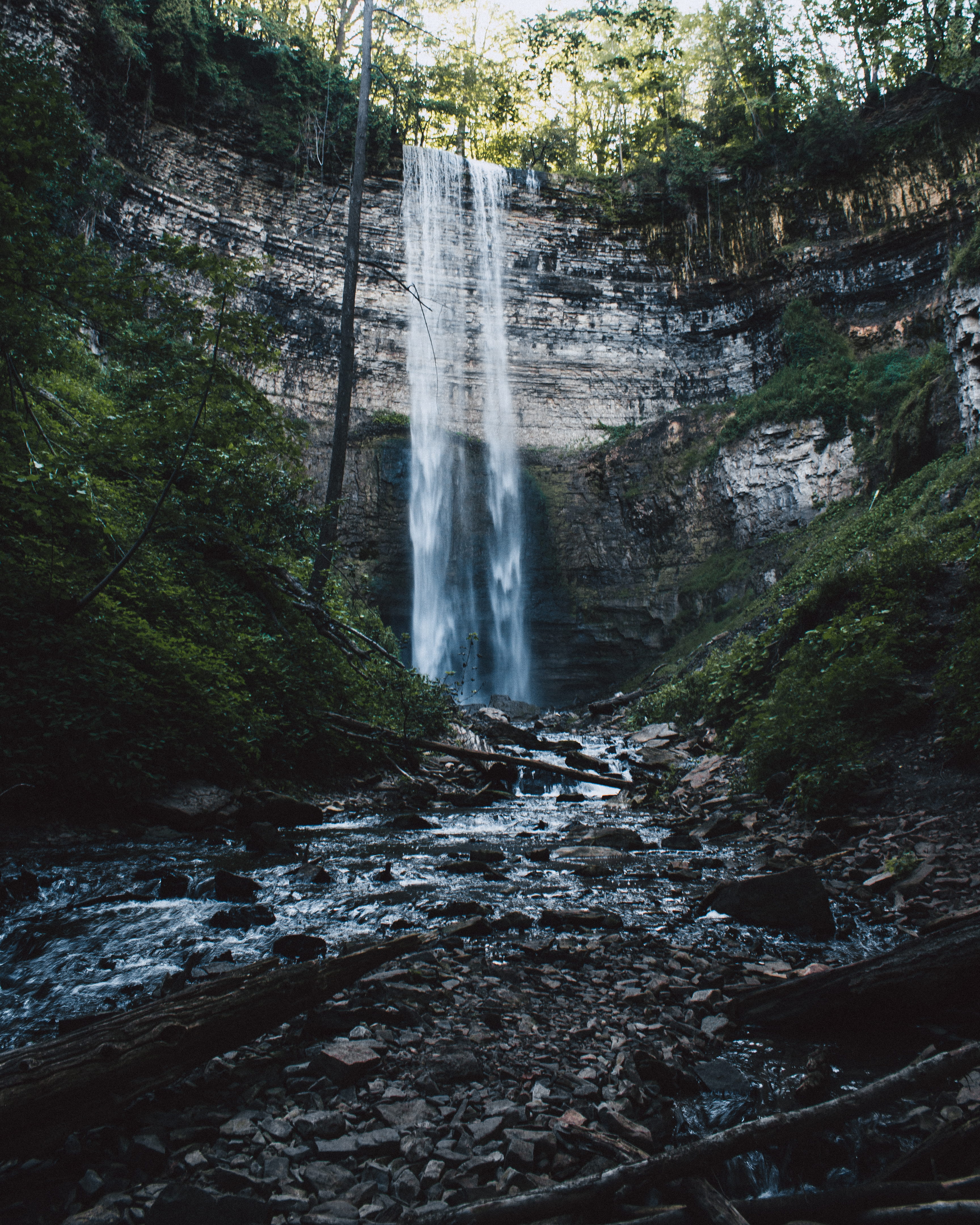 fall, outdoors, rock formation, photo, flowing water, salto de agua, cliff, waterfall, rain, power in nature, blurred motion, land, wood, solid, cascada, Phone HD Wallpaper