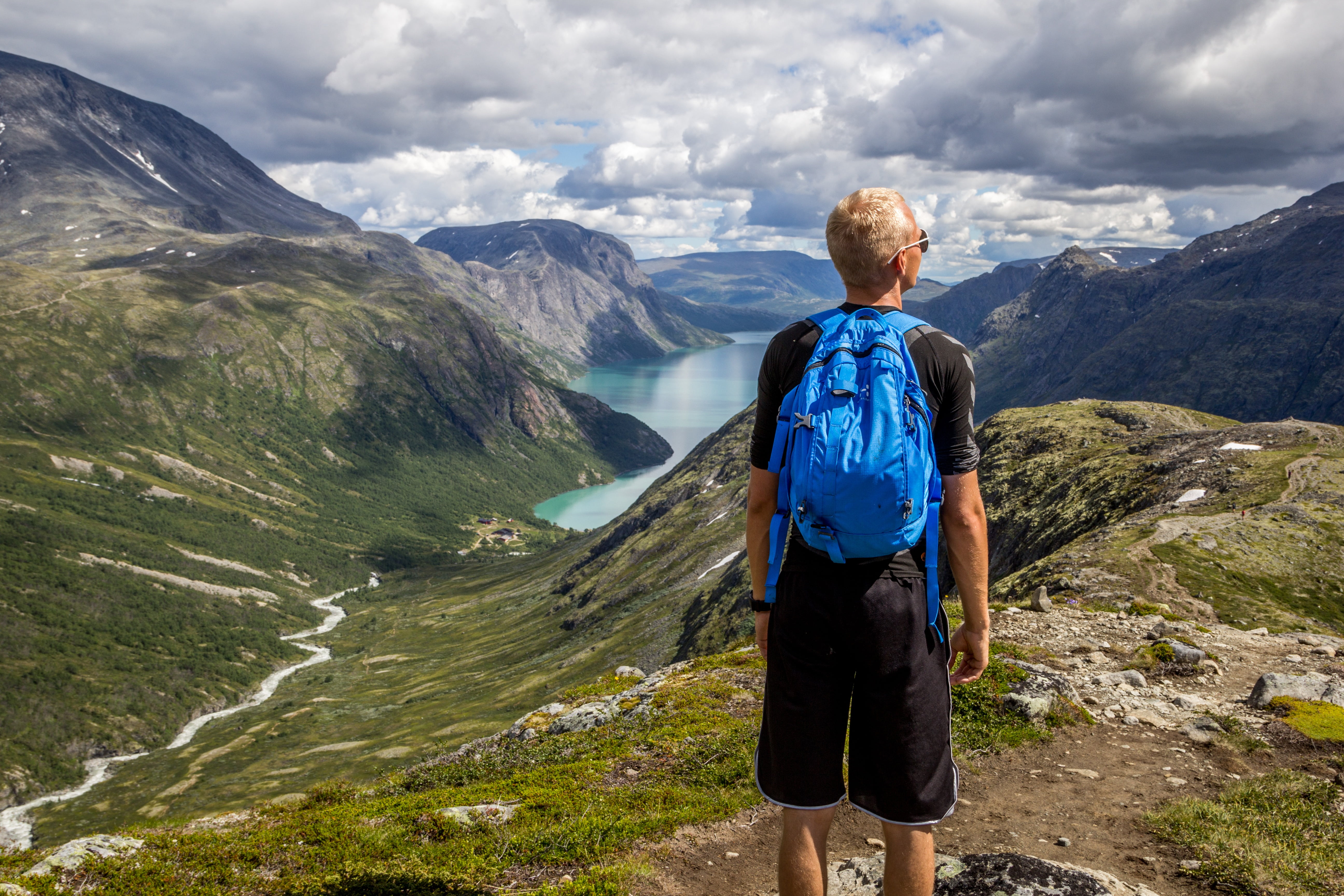 steiner, mann, idyllic, nature, snø, bessegen, høy, 5K, lang vei ned, sky, looking at view, mountain range, vann, norge, casual clothing, scenics, top, HD Wallpaper