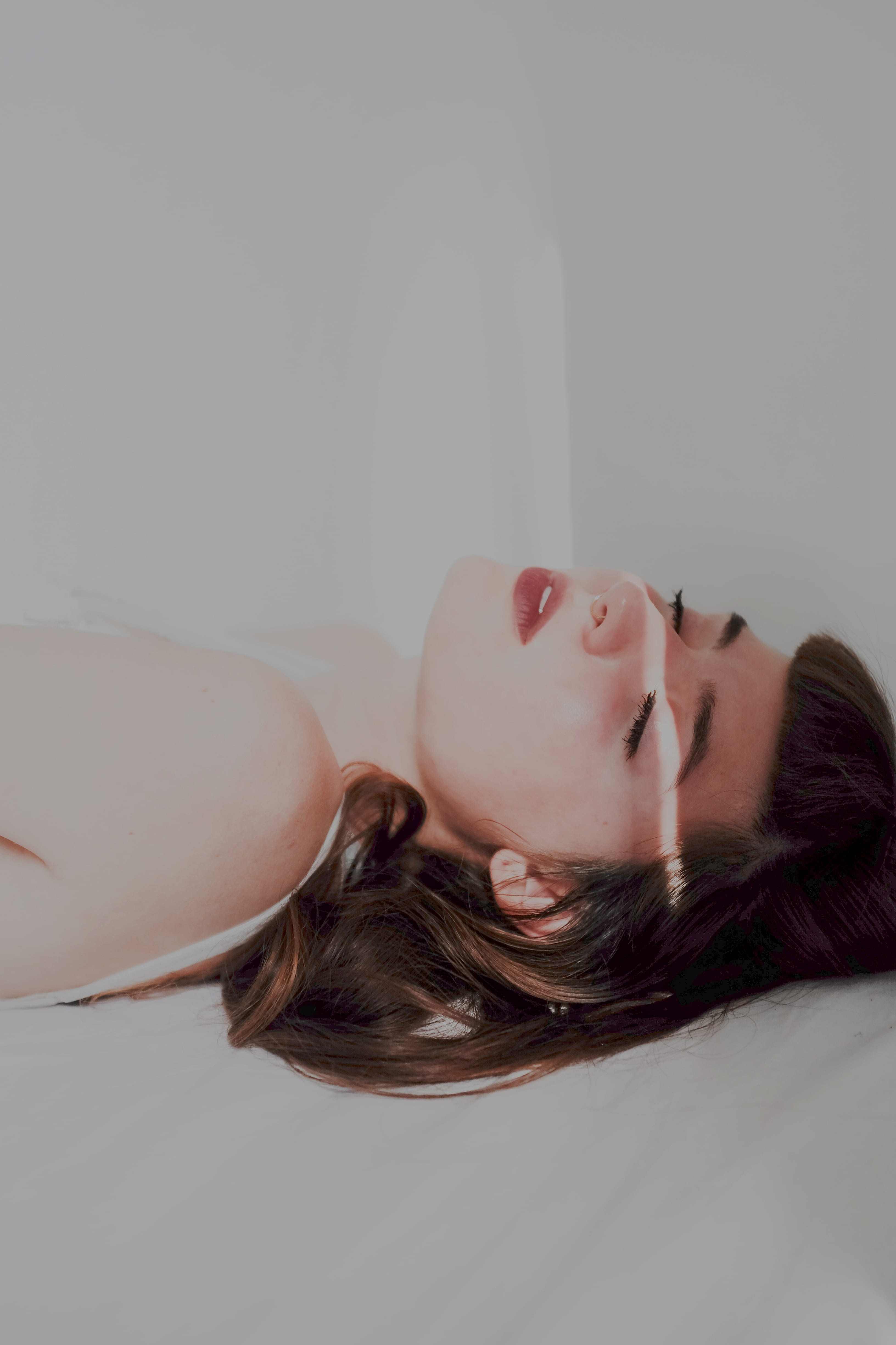 o, lifestyles, girl, copy space, sleeveless, se, lying down, sleeping, eyes closed, female, relaxation, headshot, notgab, women, eu, human face, one person, Phone HD Wallpaper