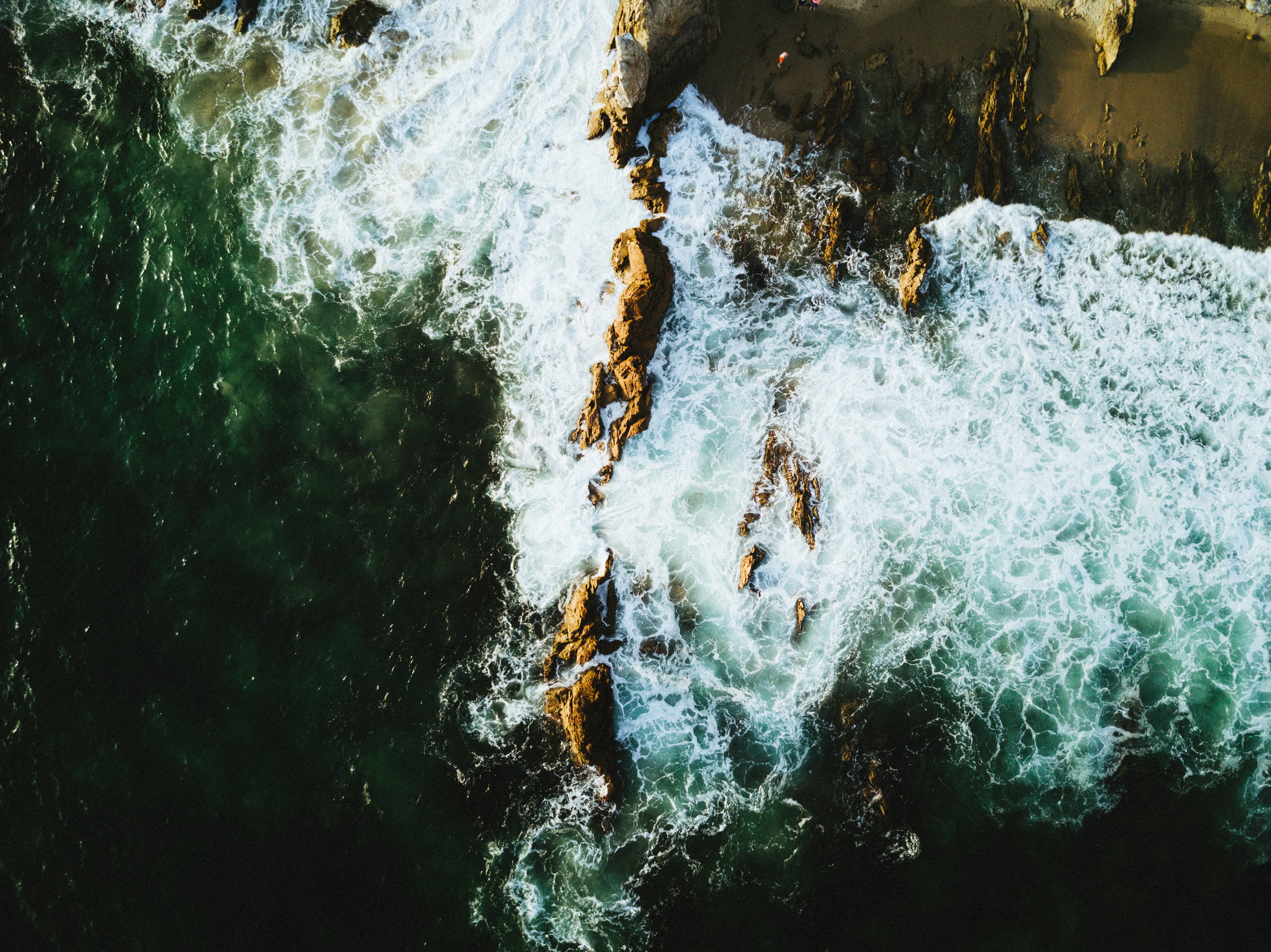 backgrounds, scenics, flowing water, 2K, breaking, blue, high angle view, coastline, beach, aquatic sport, blurred motion, beauty in nature, seascape, HD Wallpaper