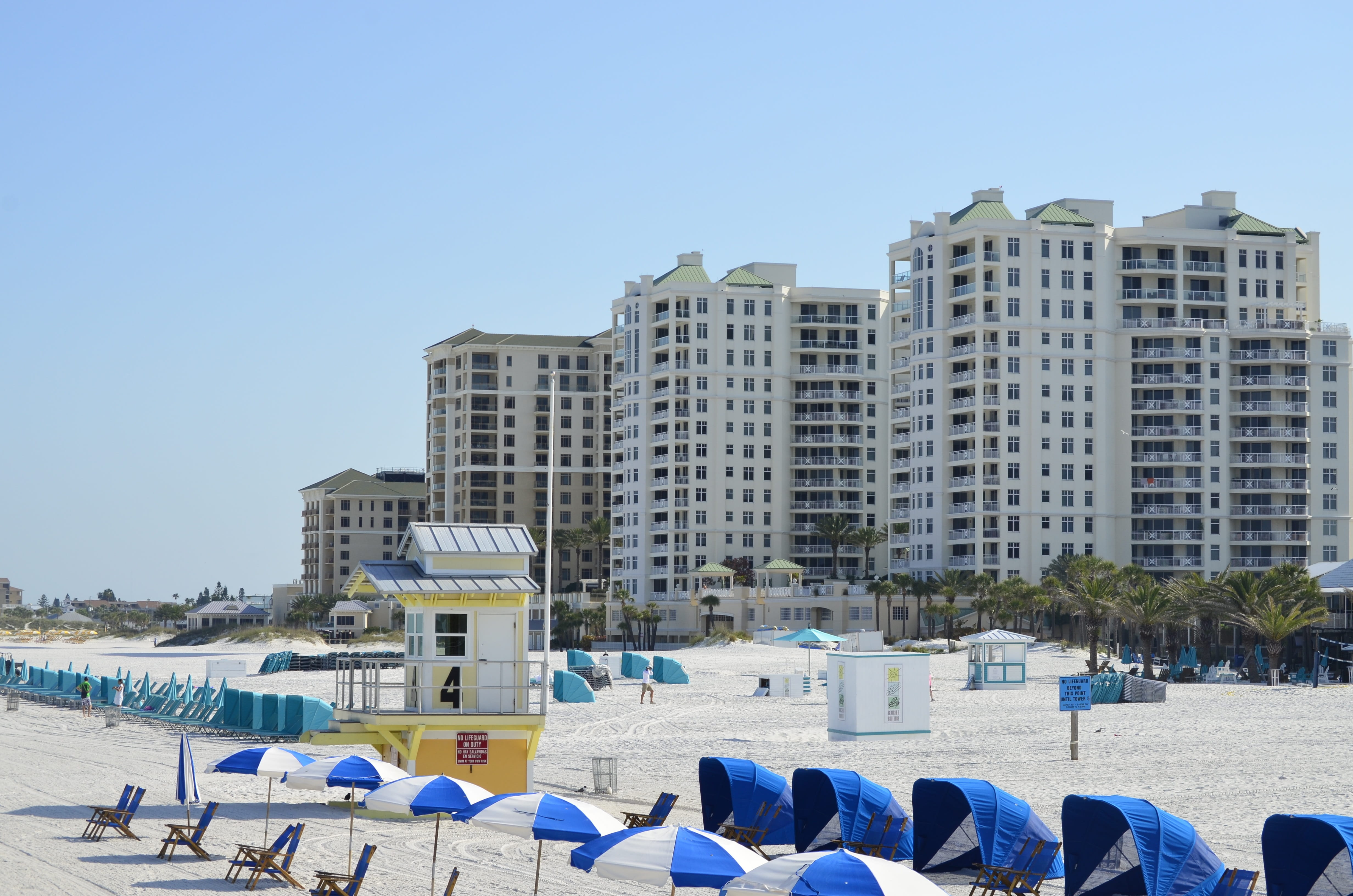 land, Beach, blue, building exterior, city, large group of people, built structure, beach, real people, umbrella, Florida, florida, sky, clearwater, architecture, HD Wallpaper