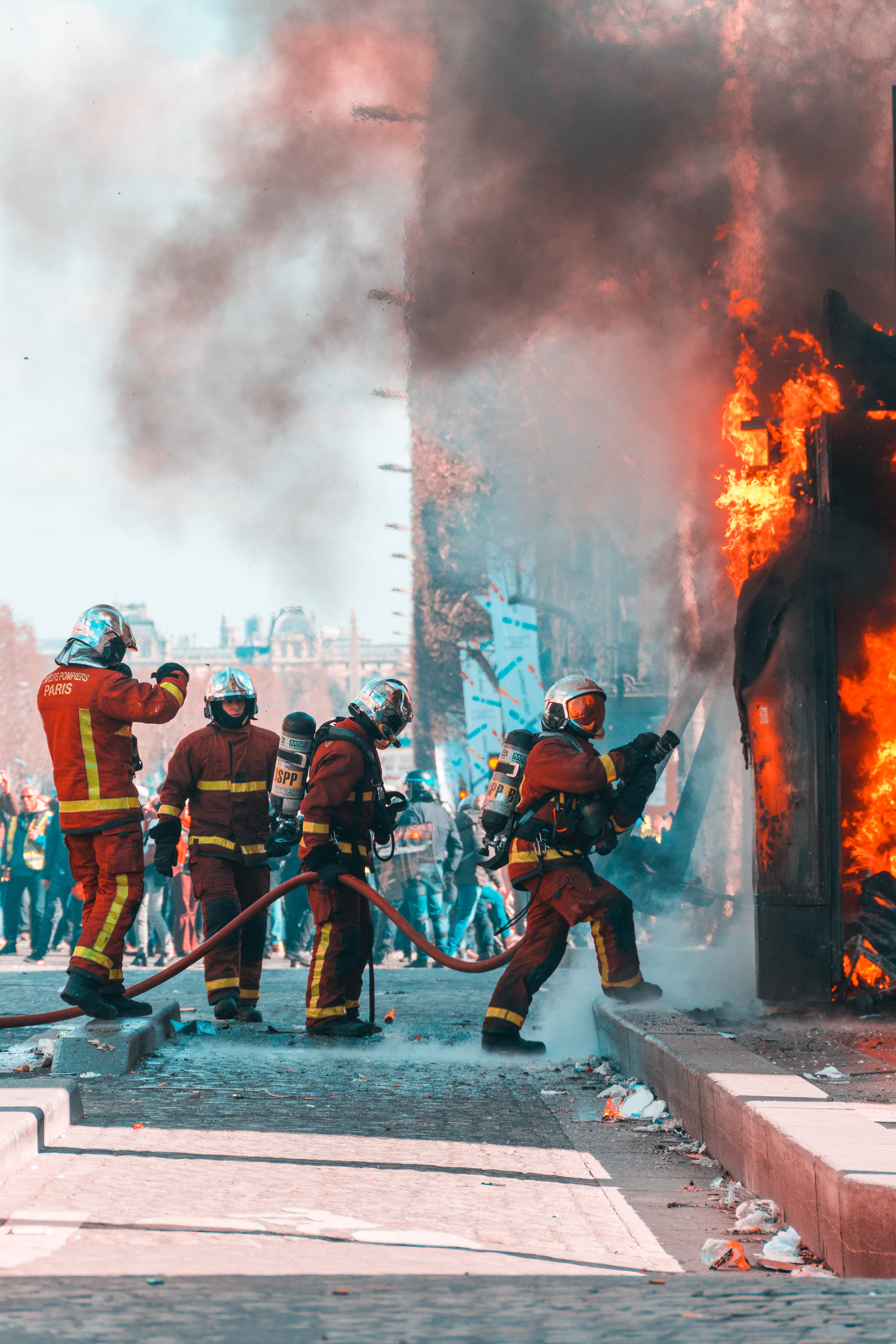 fire, occupation, men, people, government, headwear, outdoors, protection, firemen, real people, burning, smoke - physical structure, firefighter, group, Phone HD Wallpaper